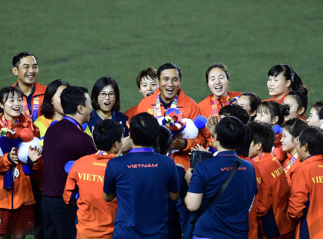 ĐT Việt Nam thăng tiến vượt bậc tr&ecirc;n BXH FIFA, cho Th&aacute;i Lan 'h&iacute;t kh&oacute;i' sau kỳ t&iacute;ch World Cup lịch sử