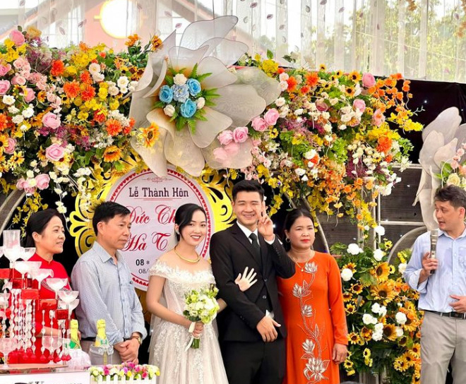 'Si&ecirc;u c&ograve;' Đắc Văn bỏ sự kiện đặc biệt của sao ĐT Việt Nam, sang ch&acirc;u &Acirc;u chốt HĐ khủng cho Quang Hải