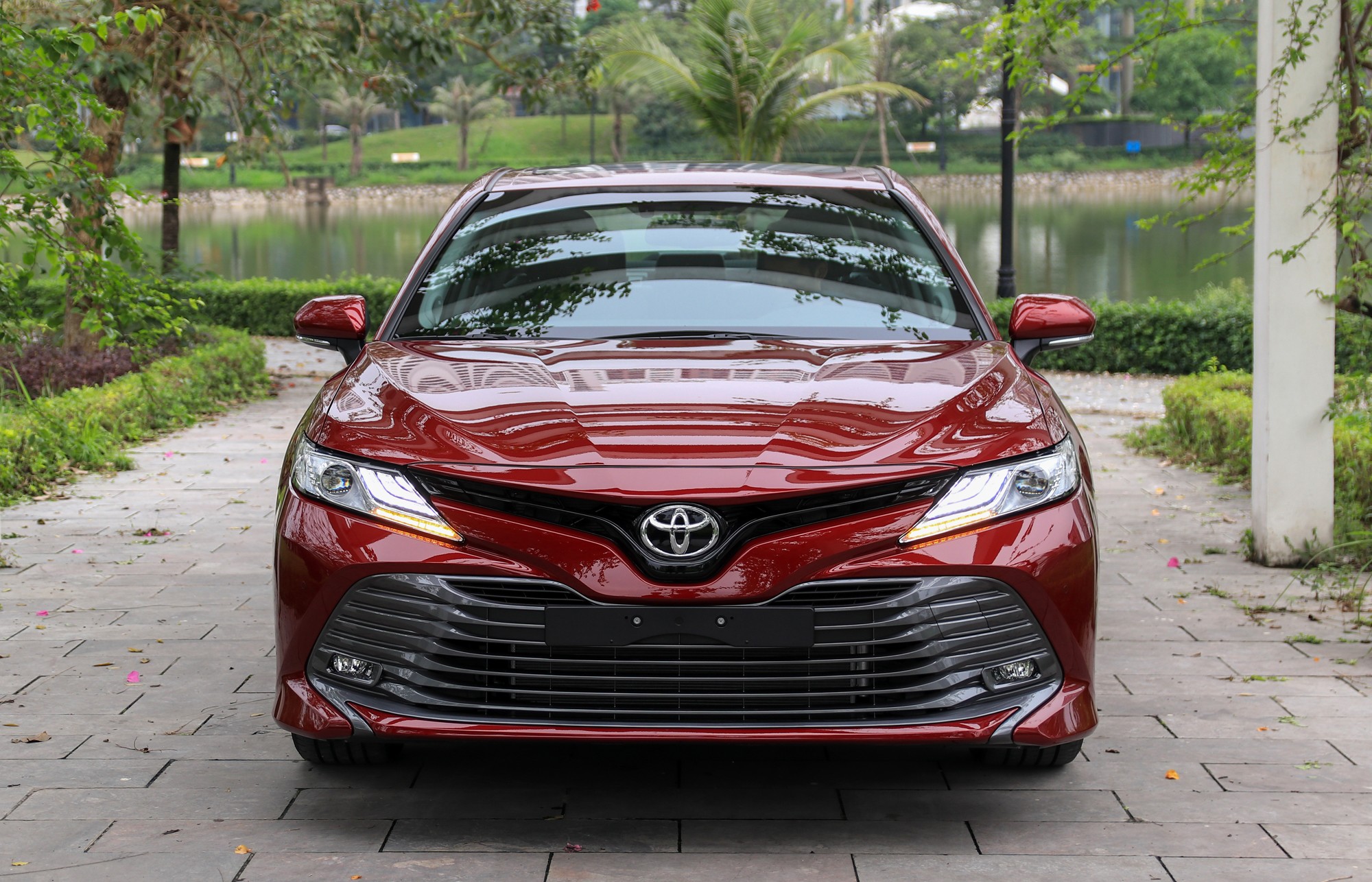 Toyota Camry thất thế trước VinFast Lux A2.0