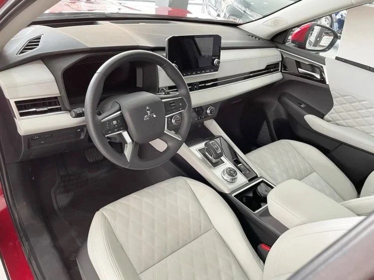 Mitsubishi Outlander 2022 về đại lý với giá 587 triệu, thiết kế lột xác khiến Honda CR-V 'run sợ'
