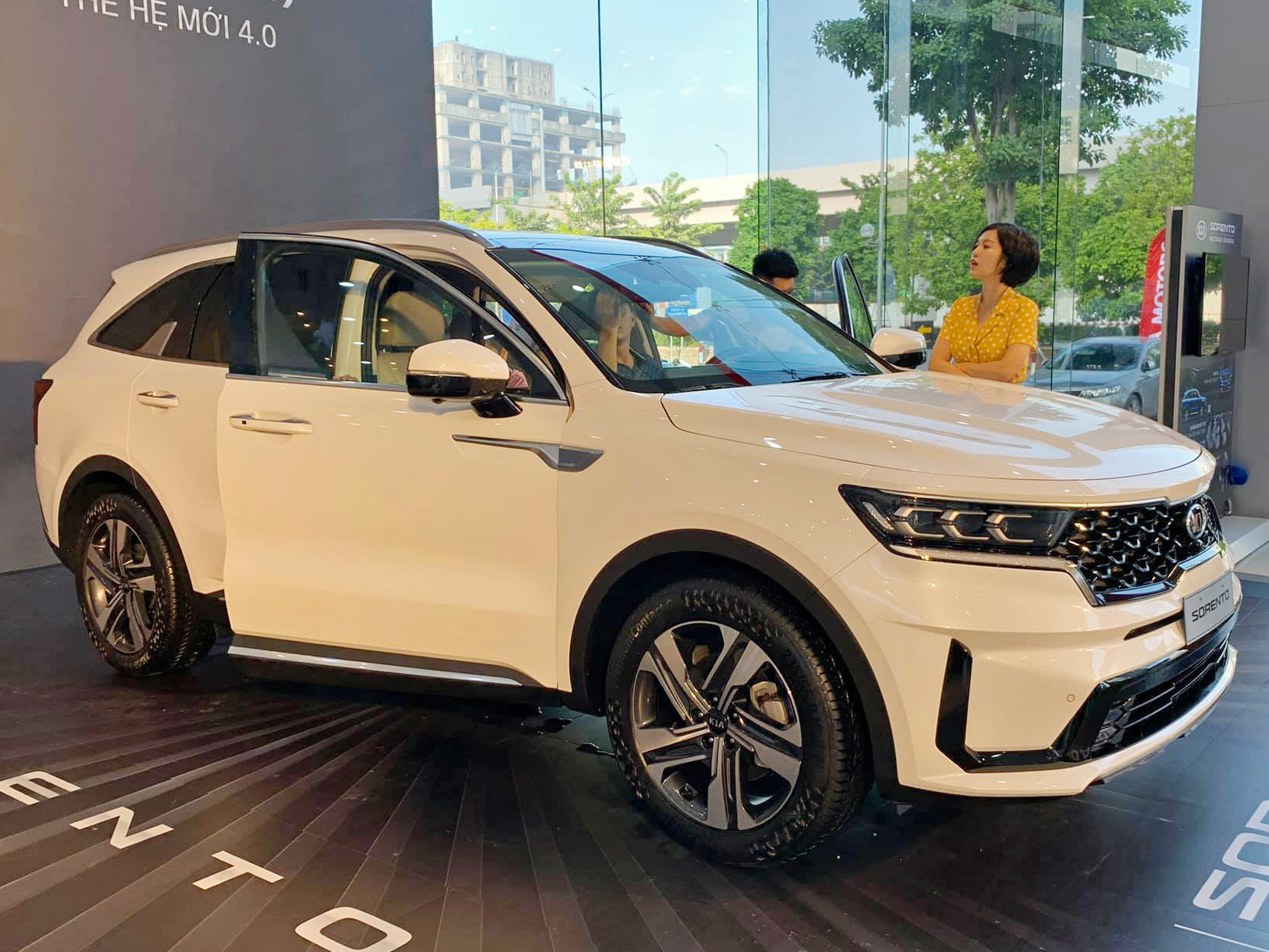 Kia Sorento 2021 điều chỉnh gi&aacute; b&aacute;n, giảm cả trăm triệu đồng khiến Hyundai SantaFe 'hoảng hốt'