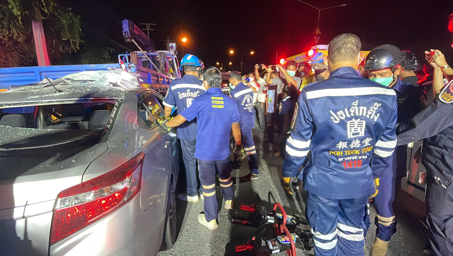 Toyota Vios h&oacute;a sắt vụn sau c&uacute; va chạm với &ocirc; t&ocirc; chở h&agrave;ng, hiện trường vụ tai nạn g&acirc;y &aacute;m ảnh