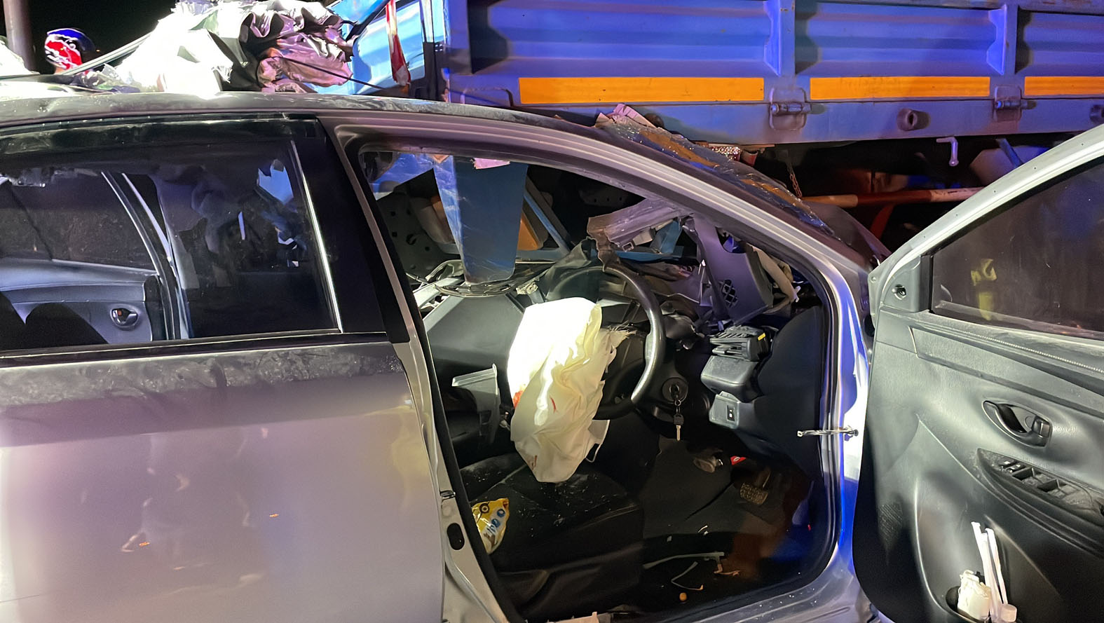 Toyota Vios h&oacute;a sắt vụn sau c&uacute; va chạm với &ocirc; t&ocirc; chở h&agrave;ng, hiện trường vụ tai nạn g&acirc;y &aacute;m ảnh