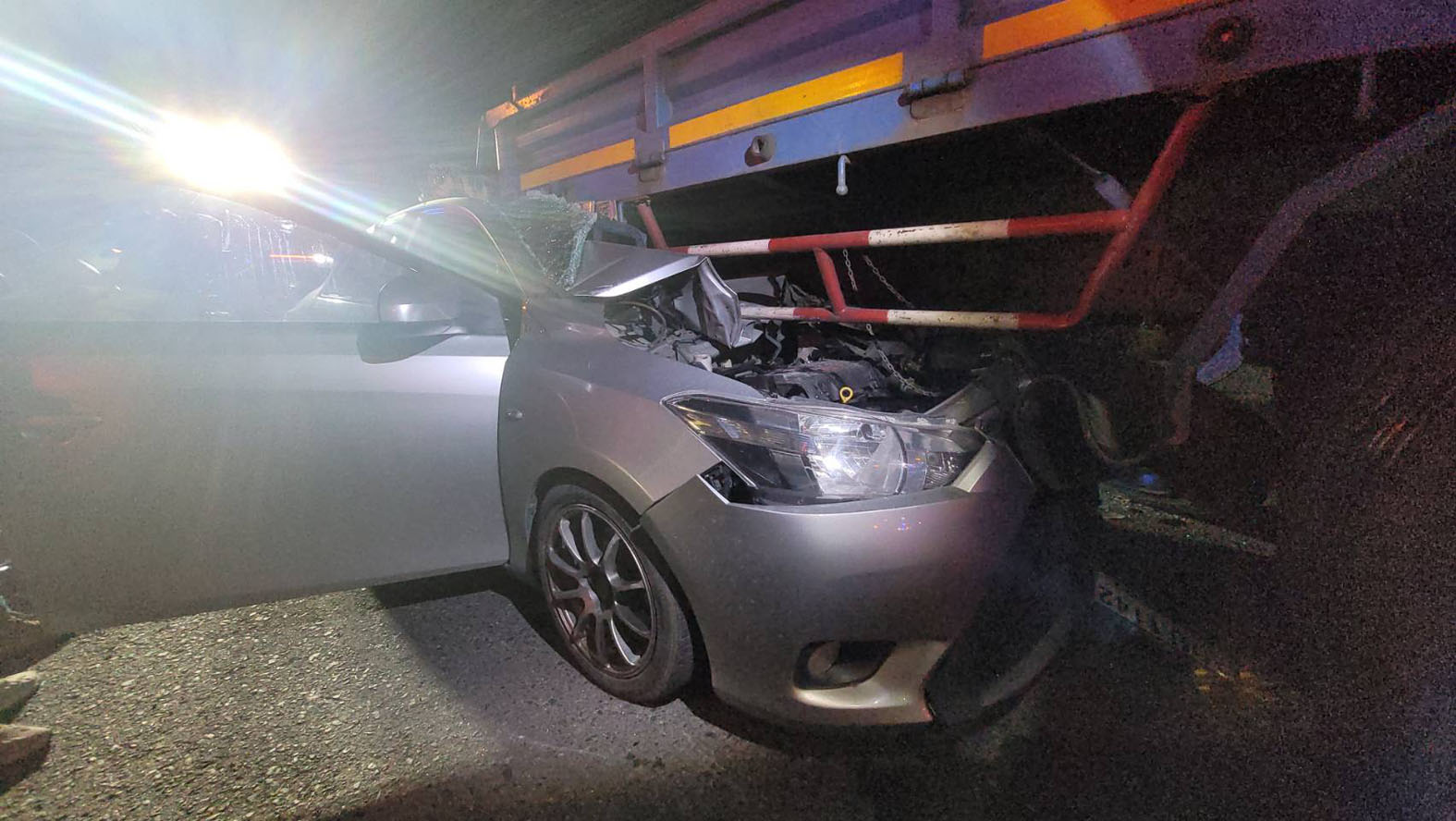 Toyota Vios h&oacute;a sắt vụn sau c&uacute; va chạm với &ocirc; t&ocirc; chở h&agrave;ng, hiện trường vụ tai nạn g&acirc;y &aacute;m ảnh