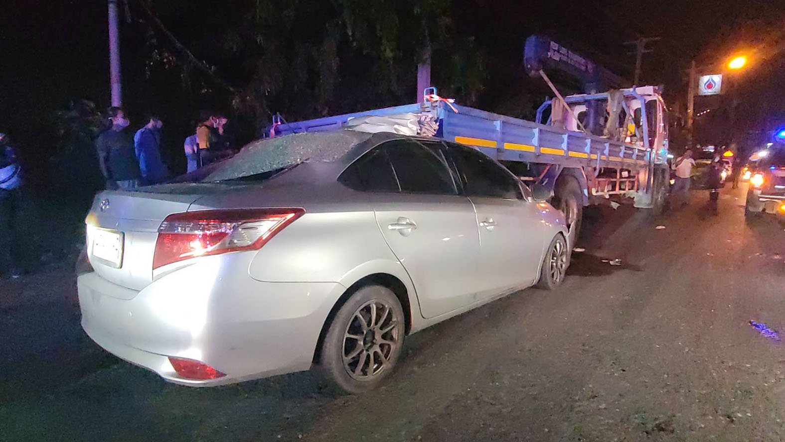 Toyota Vios h&oacute;a sắt vụn sau c&uacute; va chạm với &ocirc; t&ocirc; chở h&agrave;ng, hiện trường vụ tai nạn g&acirc;y &aacute;m ảnh