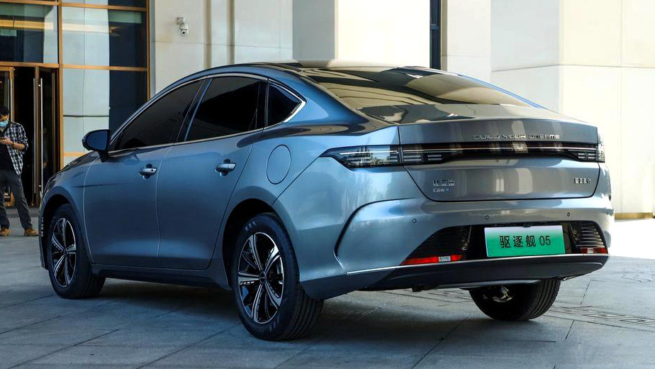 'Tân binh' sedan cỡ C ra mắt với thiết kế đẹp mắt, gây sốt khi có giá rẻ ngang Toyota Vios