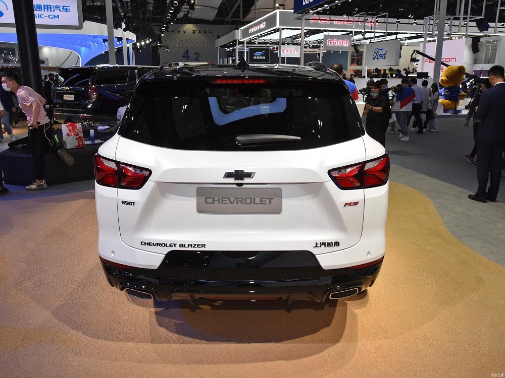 Hyundai SantaFe 'chạm trán' đối thủ mới, gây sốt với thiết kế bắt mắt cùng giá bán khó tin