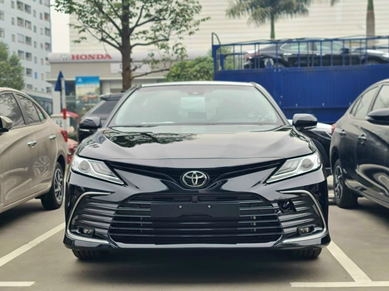 Bản mới vừa ra mắt, giá xe Toyota Camry 2021 đã giảm cả trăm triệu, xuống mức thấp kỉ lục tại đại lý