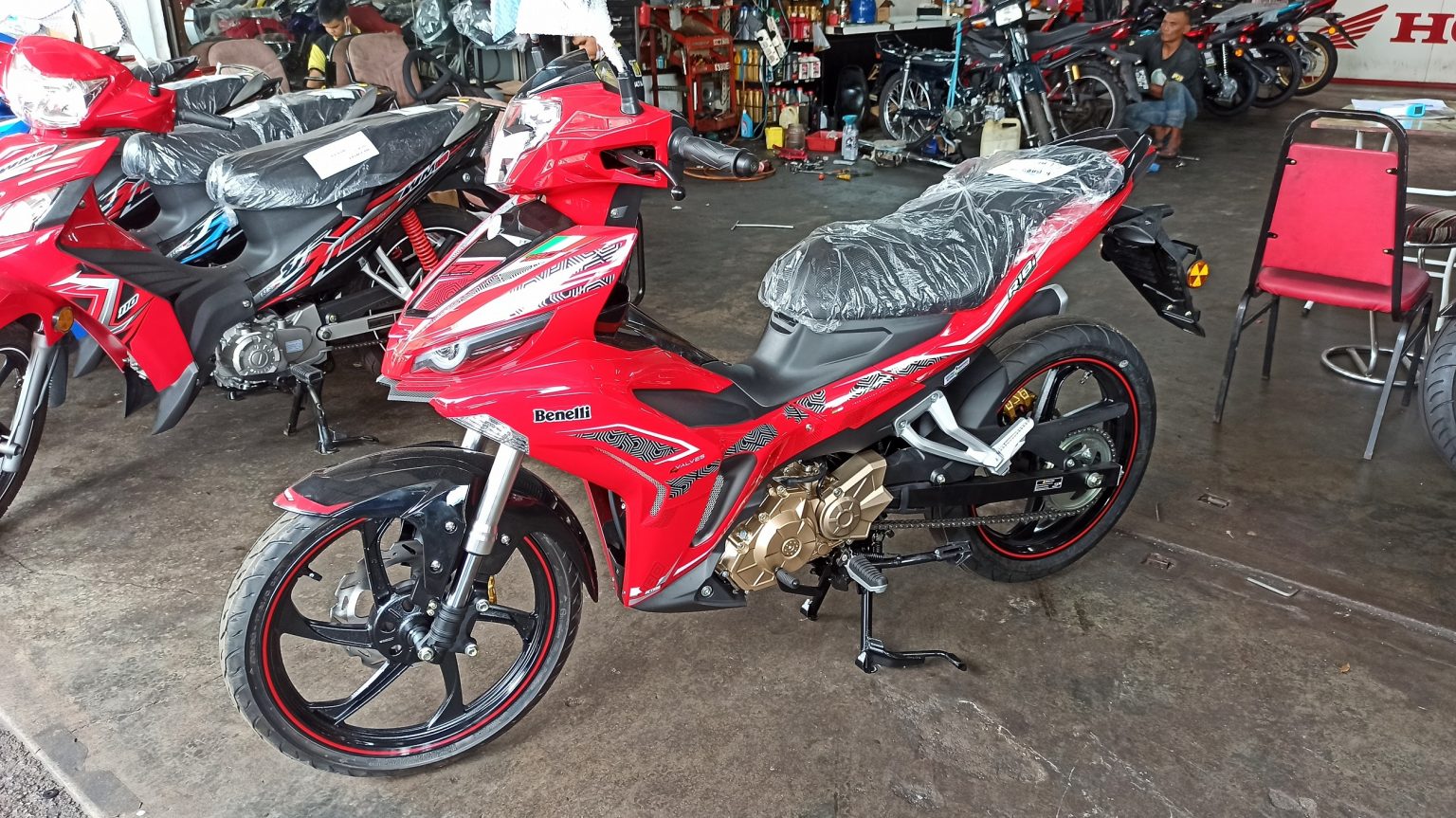 Đối thủ Yamaha Exciter 155 ch&iacute;nh thức về đại l&yacute; với gi&aacute; 45 triệu, sức mạnh v&agrave; thiết kế ấn tượng