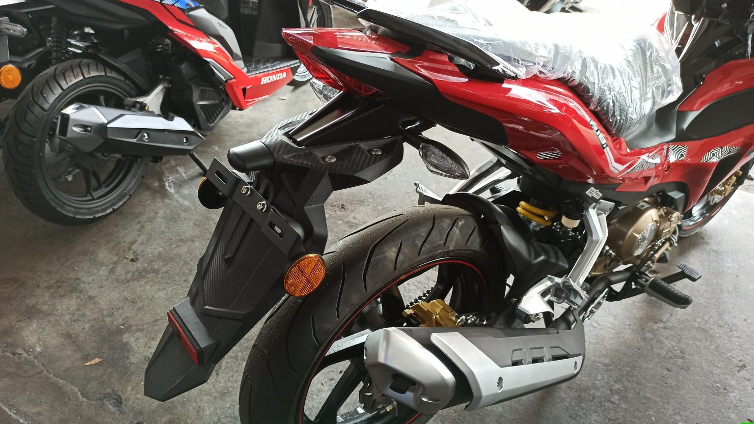 Đối thủ Yamaha Exciter 155 ch&iacute;nh thức về đại l&yacute; với gi&aacute; 45 triệu, sức mạnh v&agrave; thiết kế ấn tượng