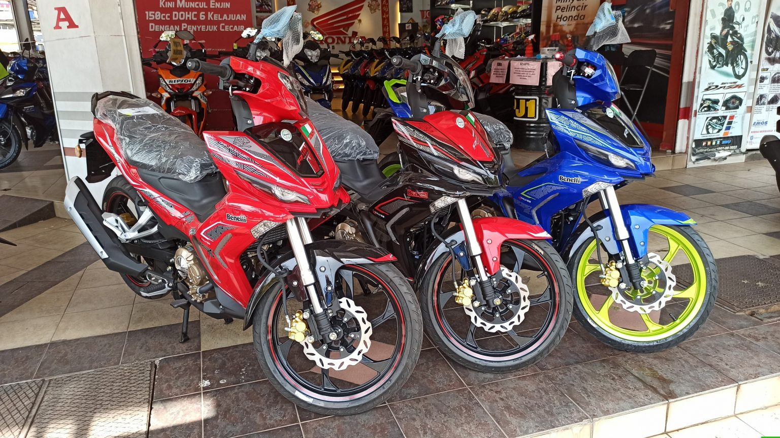 Đối thủ Yamaha Exciter 155 ch&iacute;nh thức về đại l&yacute; với gi&aacute; 45 triệu, sức mạnh v&agrave; thiết kế ấn tượng