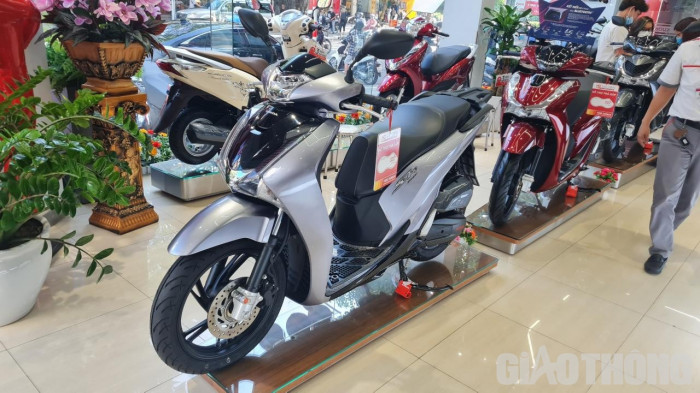 Giá xe Honda SH 2019 bất ngờ chạm mức kỷ lục, khách Việt đổ xô đến đại lý tìm mua