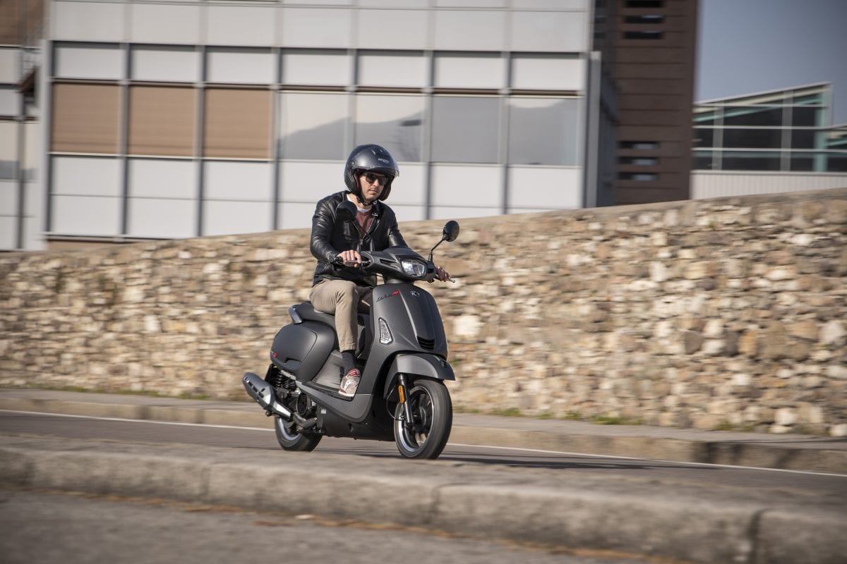  'Kình địch' của Honda SH ra mắt với mức giá 76 triệu: Thiết kế sắc nét không kém cạnh vua tay ga