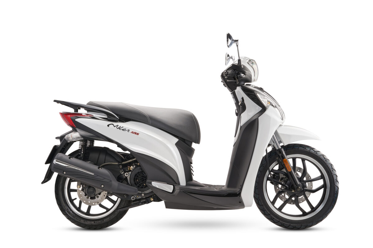 Honda SH Mode 'e d&egrave;' trước đối thủ mới: Gi&aacute; b&aacute;n 51 triệu, trang bị ngang cơ Honda SH