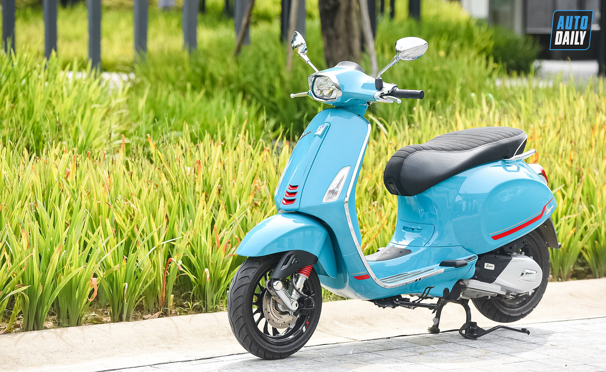 Đối thủ Honda SH 'lột xác' với diện mạo đẹp đến khó tin, giá bán khiến khách Việt ngỡ ngàng