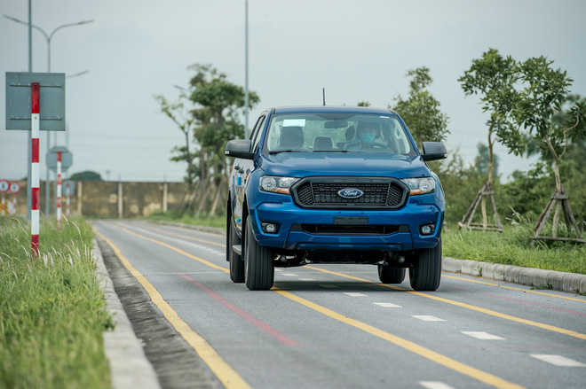 Ford Ranger 2021 bản lắp r&aacute;p ch&iacute;nh thức ra mắt, gi&aacute; b&aacute;n khiến kh&aacute;ch Việt bất ngờ