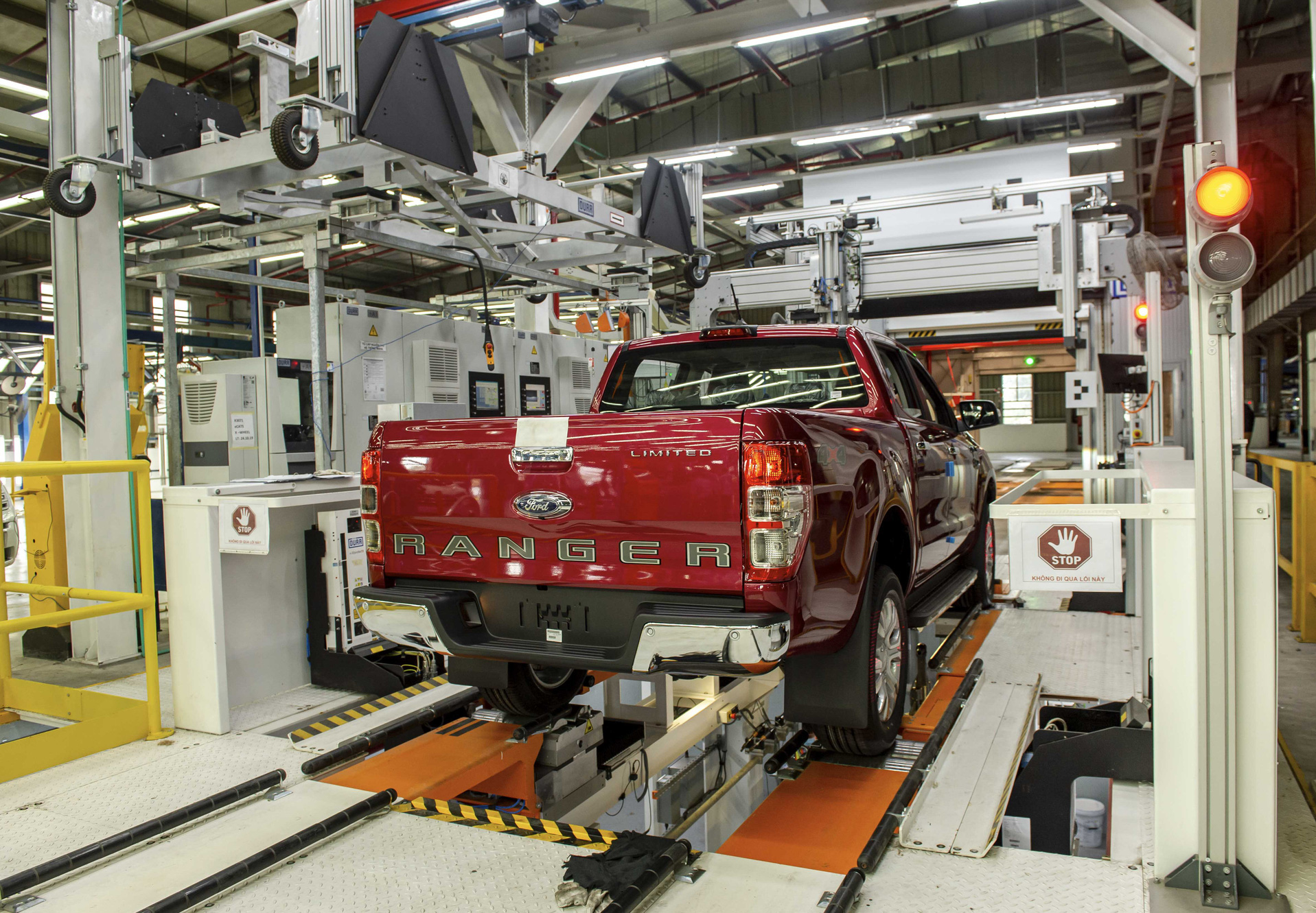 Ford Ranger 2021 bản lắp r&aacute;p ch&iacute;nh thức ra mắt, gi&aacute; b&aacute;n khiến kh&aacute;ch Việt bất ngờ