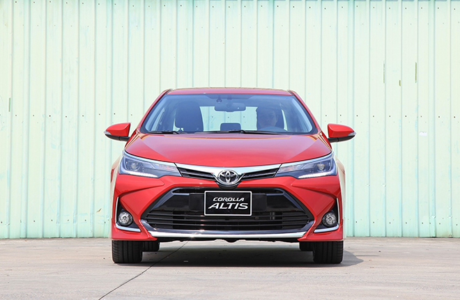 Toyota Corolla Altis giảm giá xuống còn chưa đến 700 triệu, xả hàng đón bản mới về đấu Kia Cerato