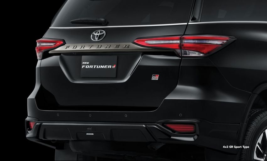 Toyota Fortuner 2022 ra mắt phiên bản mới với giá 867 triệu, thiết kế 'hạ gục' Hyundai SantaFe