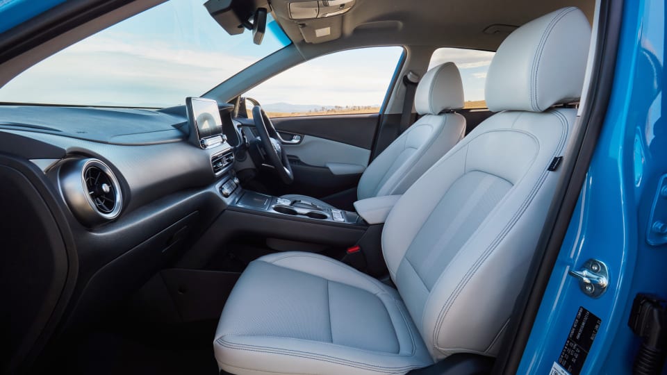 Hyundai Kona 2021 phi&ecirc;n bản mới ra mắt với mức gi&aacute; kh&oacute; tin, đẹp lấn &aacute;t Toyota Corolla Cross