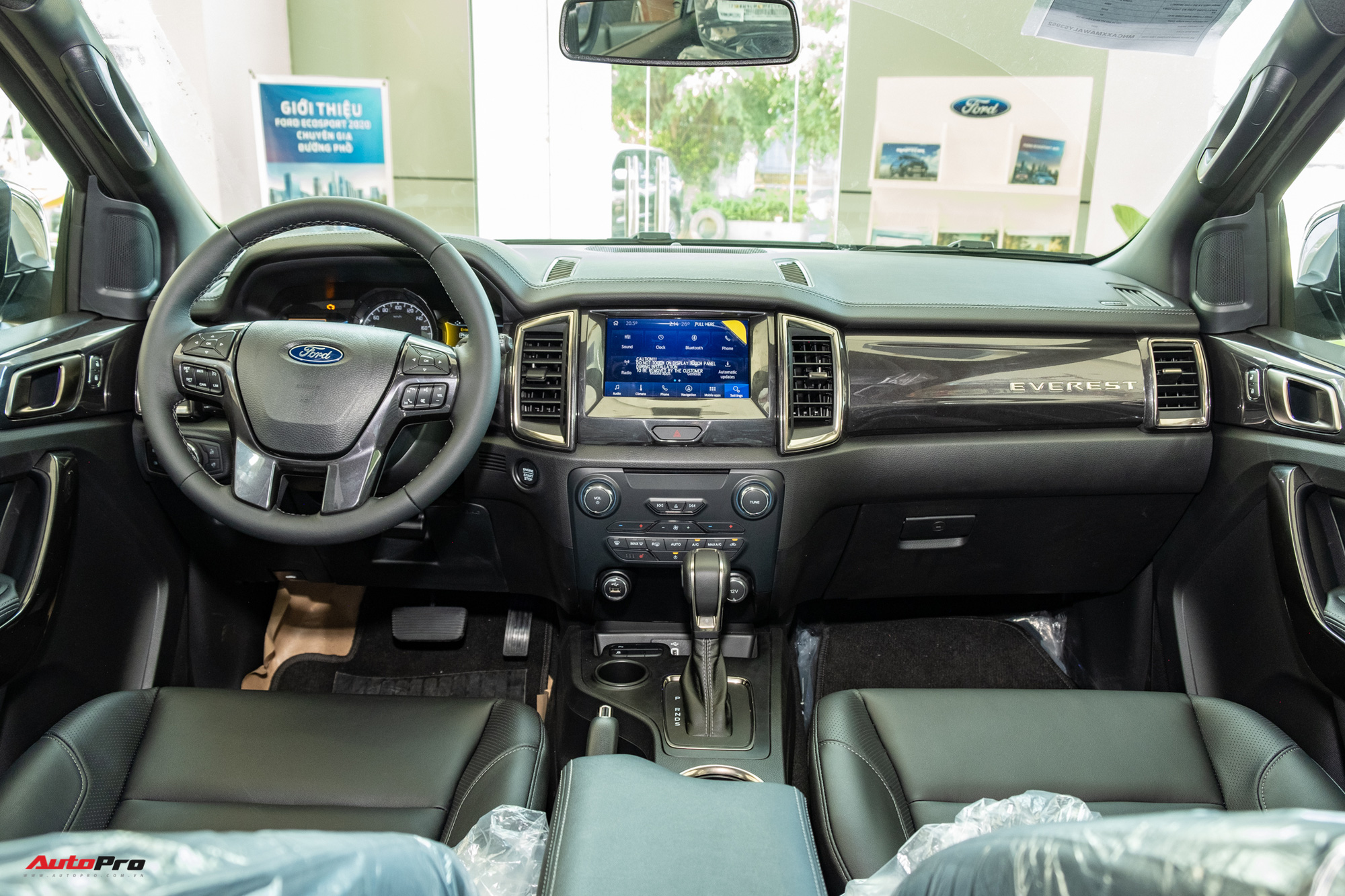 Ford Everest 2021 tung ưu đãi cả trăm triệu đồng, có giá bán thấp kỉ lục 'đe nẹt' Hyundai SantaFe
