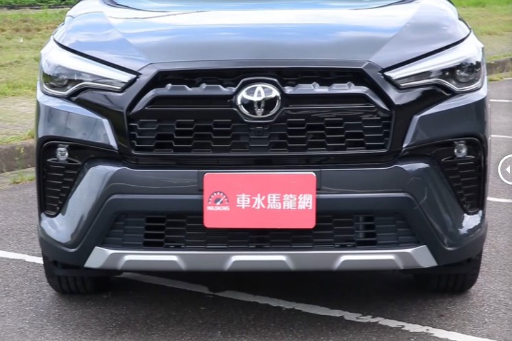 Toyota Corolla Cross 2022 bản thể thao về đại lý với giá 719 triệu, thiết kế khiến khách Việt mê mẩn