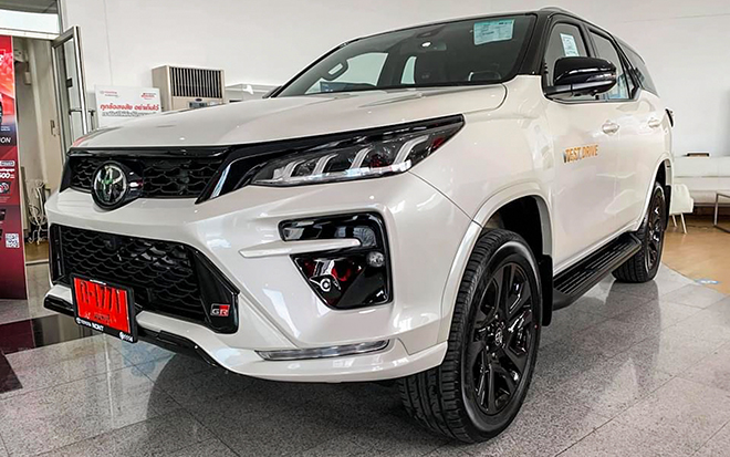 Cận cảnh Toyota Fortuner 2021 bản thể thao vừa về đại lý, giá bán 'làm khó' Hyundai SantaFe