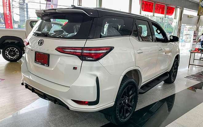 Cận cảnh Toyota Fortuner 2021 bản thể thao vừa về đại lý, giá bán 'làm khó' Hyundai SantaFe