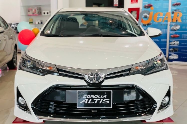Toyota Corolla Altis bất ngờ giảm gi&aacute; s&acirc;u tại đại l&yacute;, mức gi&aacute; mới tăng sức &eacute;p l&ecirc;n Kia Cerato