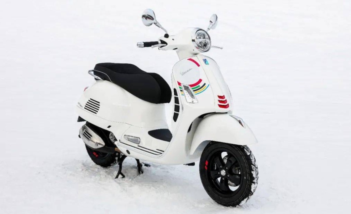 Honda SH 350i 'gục ng&atilde;' trước đối thủ mới: Gi&aacute; b&aacute;n cực hấp dẫn, thiết kế đốn tim d&acirc;n t&igrave;nh