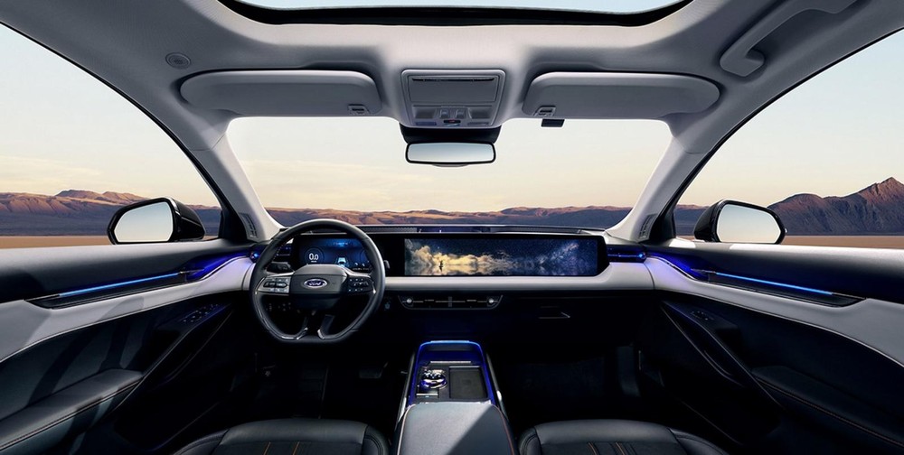 'Cơn &aacute;c mộng' của Toyota Camry ra mắt với mức gi&aacute; rẻ đến kh&oacute; tin, trang bị h&agrave;ng đầu ph&acirc;n kh&uacute;c