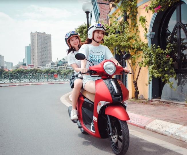 Người “than trời” vì xăng tăng “phi mã” Tại Việt Nam, với mức thu nhập bình quân đầu người khoảng 5,7 triệu đồng như hiện nay, ai cũng muốn giá cả nói chung, giá xăng nói riêng ổn định. Thế nhưng, do giá xăng thế giới biến động tăng không ngừng, trong khi xăng tiêu thụ trong nước hoàn toàn phải nhập khẩu, cho nên việc tăng giá bán lẻ là điều tất yếu. Xăng E5RON92 có mức giá 28.985 đồng/lít, Xăng RON95-III là 29.824 đồng/lít. Mức giá này có hiệu lực từ 15h ngày 11/3. Như vậy, giá xăng dầu đã tăng 7 phiên liên tiếp, đưa mặt hàng này lên mức cao kỷ lục trong nhiều năm. Giá xăng tăng chóng mặt như vậy khiến cho một lần đổ đầy cho bình xe máy loại cơ bản tăng từ 50.000 đồng lên 70.000 - 80.000 đồng khiến người dân không khỏi lo ngại, đặc biệt là các tài xế công nghệ, khi cước vận chuyển tăng rất ít mà mức chiết khấu từ hãng lại không thay đổi Khi tiền xăng chưa tăng giá cao kỷ lục, mỗi tháng, một người đi xe máy chỉ phải chi trả khoảng 400.000 đồng cho chi phí nhiên liệu. Tuy nhiên hiện nay, số tiền này có thể lên đến ít nhất 600.000 đồng. Đây là con số cao so với những người lao động thu nhập thấp, học sinh và sinh viên. Người thay đổi phương tiện di chuyển “Điệp khúc” xăng tăng khiến nhiều người thay đổi phương tiện di chuyển cá nhân sang đi xe đạp hoặc đi xe buýt vì cho rằng như vậy có thể tiết kiệm được chi phí đổ xăng. Người dân cho rằng việc đi xe đạp sẽ tiết kiệm được tiền thay nhớt, bảo trì xe máy, ngoài ra còn rèn luyện sức khỏe, tinh thần minh mẫn khi làm việc. Bên cạnh đó, đáp ứng nhu cầu của người dân, từ ngày 8 tháng 2, tất cả các tuyến xe buýt áp dụng chính sách trợ giá tại Hà Nội đều được phép hoạt động 100% công suất. Với hơn 100 tuyến bao phủ khắp các quận, huyện trong thành phố và chỉ cần chờ khoảng 10 phút là có xe, tình trạng chen lấn khi đi buýt nay đã không còn nữa. Giá vé xe buýt liên tuyến một tháng tại Hà Nội là 100.000 đồng dành cho học sinh, sinh viên & công nhân khu công nghiệp và 200.000 đồng đối với người bình thường, rẻ hơn gấp nhiều lần chi phí để đổ xăng trong một tháng. Người bình tĩnh, thích ứng với thay đổi Bên cạnh những băn khoăn của phần lớn người dân về giá xăng cũng như sự tăng giá từ các mặt hàng sẽ bóp nghẹt thu nhập, vẫn có một bộ phận người dân bình tĩnh với những thay đổi nhanh chóng này. Chị Ngọc Thùy (Hoàng Mai, Hà Nội) cho biết: “Với biến động của thị trường quốc tế, cộng thêm với việc Việt Nam chưa tự sản xuất được xăng thì tôi thấy việc giá xăng biến động như thế này là điều không thể tránh khỏi. Thay vì lo nghĩ quá nhiều về vấn đề này thì tôi đã đi tham khảo những cách sử dụng xe máy tiết kiệm nhiên liệu hơn” Chị Khánh Linh (Hai Bà Trưng, Hà Nội) chia sẻ rằng: “Tôi cũng rất bất ngờ vì giá xăng hiện nay nhưng không còn cách nào khác ngoài việc thích ứng với tình hình thôi. Cũng may là tôi sở hữu một chiếc xe Yamaha Grande, xe tay ga tiết kiệm nhiên liệu số một Việt Nam, chỉ tiêu thụ 1,69 lít/100km nên chỉ cần đổ đầy bình 4,4 lít là tôi có thể chạy được gần nửa tháng dù nhà cách công ty cũng phải 7-8 km. Ngoài ra, xe còn trang bị hệ thống Stop&Start System, giúp khi dừng tạm thời chiếc xe sẽ tự động tắt máy, sau đó muốn nổ máy xe thì chỉ cần kéo nhẹ tay ga, điều này giúp xe tiết kiệm nhiên liệu hơn. Thế nên, áp lực mỗi khi phải ra trạm xăng cũng giảm đi phần nào” Em Hà Vy, hiện đang là sinh viên năm 2 của một trường đại học tại Hà Nội chia sẻ rằng: “Em đang là sinh viên nên thu nhập rất hạn chế, hầu như chỉ dựa vào công việc dạy thêm của mình thôi. Em cũng rất hoang mang khi giá xăng tăng chóng mặt mà quãng đường từ nhà đến chỗ dạy thêm lại xa, như vậy mỗi lần đổ xăng sẽ rất tốn kém, em phải phân bổ lại chi tiêu hàng tháng cho hợp lý. Nhưng cũng may mắn là bố mẹ đã sắm cho em một chiếc xe Yamaha Janus lúc đỗ đại học với mức tiêu hao nhiên liệu chỉ 1,87 lít/ 100 km, xếp thứ ba trong danh sách các xe tay ga tiết nhiệm nhiên liệu nhất Việt Nam nên em cũng cảm thấy yên tâm hơn phần nào khi đi đổ xăng” Với thiết kế trẻ trung, khỏe khoắn, được trang bị các tính năng hiện đại cùng khả năng tiết kiệm nhiên liệu tuyệt vời, những chiếc xe Yamaha đã chiếm được thị phần khách hàng không nhỏ tại thị trường Việt Nam thời gian qua. Yamaha Grande sở hữu hàng loạt tính năng hiện đại lại tiết kiệm nhiên liệu "thuộc hàng top" với mức tiêu hao chỉ 1,69 lít/100km. Nhờ hiệu suất đốt cháy nhiên liệu tối đa, động cơ Blue Core giúp Yamaha Grande giảm đến 50% lượng nhiên liệu tiêu thụ, tiết kiệm chi phí hiệu quả cho người sử dụng. Vì thế mà Yamaha Grande được mệnh danh là "nữ hoàng" xe tay ga tiết kiệm xăng số 1 Việt Nam dành riêng cho phái đẹp. Yamaha Grande hiện có mức giá từ 41,99 - 50,5 triệu đồng tùy từng phiên bản. Với 4 màu sắc mới mẻ cực cá tính (trắng nâu, đen, đỏ đen và xám đen), Yamaha Janus sẵn sàng mang đến cho bạn một làn gió mới, phá cách trong thiết kế ngoại hình, vô cùng lạ mắt và thú vị. Ngoài ra, việc được trang bị động cơ công nghệ Blue Core dung tích 125 phân khối, cộng với những tính năng hiện đại giúp mẫu xe này có mức tiêu hao nhiên liệu vô cùng tiết kiệm, chỉ 1,87 lít/100 km, nằm trong top đầu xe tay ga tiết kiệm xăng nhất Việt Nam. Yamaha Janus hiện có mức giá từ 28,49 - 32,49 triệu đồng tùy từng phiên bản. Như vậy, việc sở hữu một chiếc xe máy tiết kiệm nhiên liệu cũng khiến cho người sử dụng an tâm phần nào trước tình hình đầy biến động của giá xăng dầu hiện nay. Yamaha Motor Việt Nam đang có khuyến mãi lớn, giảm 2 triệu đồng khi mua xe Yamaha Grande và Yamaha Janus cùng nhiều ưu đãi “khủng” khác. Thông tin chi tiết của chương trình, xin vui lòng tham khảo tạin Yamaha Motor Việt Nam.