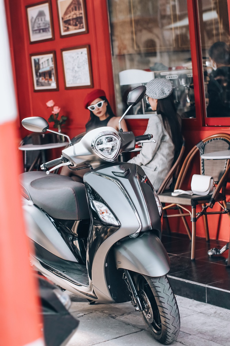 Người “than trời” vì xăng tăng “phi mã” Tại Việt Nam, với mức thu nhập bình quân đầu người khoảng 5,7 triệu đồng như hiện nay, ai cũng muốn giá cả nói chung, giá xăng nói riêng ổn định. Thế nhưng, do giá xăng thế giới biến động tăng không ngừng, trong khi xăng tiêu thụ trong nước hoàn toàn phải nhập khẩu, cho nên việc tăng giá bán lẻ là điều tất yếu. Xăng E5RON92 có mức giá 28.985 đồng/lít, Xăng RON95-III là 29.824 đồng/lít. Mức giá này có hiệu lực từ 15h ngày 11/3. Như vậy, giá xăng dầu đã tăng 7 phiên liên tiếp, đưa mặt hàng này lên mức cao kỷ lục trong nhiều năm. Giá xăng tăng chóng mặt như vậy khiến cho một lần đổ đầy cho bình xe máy loại cơ bản tăng từ 50.000 đồng lên 70.000 - 80.000 đồng khiến người dân không khỏi lo ngại, đặc biệt là các tài xế công nghệ, khi cước vận chuyển tăng rất ít mà mức chiết khấu từ hãng lại không thay đổi Khi tiền xăng chưa tăng giá cao kỷ lục, mỗi tháng, một người đi xe máy chỉ phải chi trả khoảng 400.000 đồng cho chi phí nhiên liệu. Tuy nhiên hiện nay, số tiền này có thể lên đến ít nhất 600.000 đồng. Đây là con số cao so với những người lao động thu nhập thấp, học sinh và sinh viên. Người thay đổi phương tiện di chuyển “Điệp khúc” xăng tăng khiến nhiều người thay đổi phương tiện di chuyển cá nhân sang đi xe đạp hoặc đi xe buýt vì cho rằng như vậy có thể tiết kiệm được chi phí đổ xăng. Người dân cho rằng việc đi xe đạp sẽ tiết kiệm được tiền thay nhớt, bảo trì xe máy, ngoài ra còn rèn luyện sức khỏe, tinh thần minh mẫn khi làm việc. Bên cạnh đó, đáp ứng nhu cầu của người dân, từ ngày 8 tháng 2, tất cả các tuyến xe buýt áp dụng chính sách trợ giá tại Hà Nội đều được phép hoạt động 100% công suất. Với hơn 100 tuyến bao phủ khắp các quận, huyện trong thành phố và chỉ cần chờ khoảng 10 phút là có xe, tình trạng chen lấn khi đi buýt nay đã không còn nữa. Giá vé xe buýt liên tuyến một tháng tại Hà Nội là 100.000 đồng dành cho học sinh, sinh viên & công nhân khu công nghiệp và 200.000 đồng đối với người bình thường, rẻ hơn gấp nhiều lần chi phí để đổ xăng trong một tháng. Người bình tĩnh, thích ứng với thay đổi Bên cạnh những băn khoăn của phần lớn người dân về giá xăng cũng như sự tăng giá từ các mặt hàng sẽ bóp nghẹt thu nhập, vẫn có một bộ phận người dân bình tĩnh với những thay đổi nhanh chóng này. Chị Ngọc Thùy (Hoàng Mai, Hà Nội) cho biết: “Với biến động của thị trường quốc tế, cộng thêm với việc Việt Nam chưa tự sản xuất được xăng thì tôi thấy việc giá xăng biến động như thế này là điều không thể tránh khỏi. Thay vì lo nghĩ quá nhiều về vấn đề này thì tôi đã đi tham khảo những cách sử dụng xe máy tiết kiệm nhiên liệu hơn” Chị Khánh Linh (Hai Bà Trưng, Hà Nội) chia sẻ rằng: “Tôi cũng rất bất ngờ vì giá xăng hiện nay nhưng không còn cách nào khác ngoài việc thích ứng với tình hình thôi. Cũng may là tôi sở hữu một chiếc xe Yamaha Grande, xe tay ga tiết kiệm nhiên liệu số một Việt Nam, chỉ tiêu thụ 1,69 lít/100km nên chỉ cần đổ đầy bình 4,4 lít là tôi có thể chạy được gần nửa tháng dù nhà cách công ty cũng phải 7-8 km. Ngoài ra, xe còn trang bị hệ thống Stop&Start System, giúp khi dừng tạm thời chiếc xe sẽ tự động tắt máy, sau đó muốn nổ máy xe thì chỉ cần kéo nhẹ tay ga, điều này giúp xe tiết kiệm nhiên liệu hơn. Thế nên, áp lực mỗi khi phải ra trạm xăng cũng giảm đi phần nào” Em Hà Vy, hiện đang là sinh viên năm 2 của một trường đại học tại Hà Nội chia sẻ rằng: “Em đang là sinh viên nên thu nhập rất hạn chế, hầu như chỉ dựa vào công việc dạy thêm của mình thôi. Em cũng rất hoang mang khi giá xăng tăng chóng mặt mà quãng đường từ nhà đến chỗ dạy thêm lại xa, như vậy mỗi lần đổ xăng sẽ rất tốn kém, em phải phân bổ lại chi tiêu hàng tháng cho hợp lý. Nhưng cũng may mắn là bố mẹ đã sắm cho em một chiếc xe Yamaha Janus lúc đỗ đại học với mức tiêu hao nhiên liệu chỉ 1,87 lít/ 100 km, xếp thứ ba trong danh sách các xe tay ga tiết nhiệm nhiên liệu nhất Việt Nam nên em cũng cảm thấy yên tâm hơn phần nào khi đi đổ xăng” Với thiết kế trẻ trung, khỏe khoắn, được trang bị các tính năng hiện đại cùng khả năng tiết kiệm nhiên liệu tuyệt vời, những chiếc xe Yamaha đã chiếm được thị phần khách hàng không nhỏ tại thị trường Việt Nam thời gian qua. Yamaha Grande sở hữu hàng loạt tính năng hiện đại lại tiết kiệm nhiên liệu "thuộc hàng top" với mức tiêu hao chỉ 1,69 lít/100km. Nhờ hiệu suất đốt cháy nhiên liệu tối đa, động cơ Blue Core giúp Yamaha Grande giảm đến 50% lượng nhiên liệu tiêu thụ, tiết kiệm chi phí hiệu quả cho người sử dụng. Vì thế mà Yamaha Grande được mệnh danh là "nữ hoàng" xe tay ga tiết kiệm xăng số 1 Việt Nam dành riêng cho phái đẹp. Yamaha Grande hiện có mức giá từ 41,99 - 50,5 triệu đồng tùy từng phiên bản. Với 4 màu sắc mới mẻ cực cá tính (trắng nâu, đen, đỏ đen và xám đen), Yamaha Janus sẵn sàng mang đến cho bạn một làn gió mới, phá cách trong thiết kế ngoại hình, vô cùng lạ mắt và thú vị. Ngoài ra, việc được trang bị động cơ công nghệ Blue Core dung tích 125 phân khối, cộng với những tính năng hiện đại giúp mẫu xe này có mức tiêu hao nhiên liệu vô cùng tiết kiệm, chỉ 1,87 lít/100 km, nằm trong top đầu xe tay ga tiết kiệm xăng nhất Việt Nam. Yamaha Janus hiện có mức giá từ 28,49 - 32,49 triệu đồng tùy từng phiên bản. Như vậy, việc sở hữu một chiếc xe máy tiết kiệm nhiên liệu cũng khiến cho người sử dụng an tâm phần nào trước tình hình đầy biến động của giá xăng dầu hiện nay. Yamaha Motor Việt Nam đang có khuyến mãi lớn, giảm 2 triệu đồng khi mua xe Yamaha Grande và Yamaha Janus cùng nhiều ưu đãi “khủng” khác. Thông tin chi tiết của chương trình, xin vui lòng tham khảo tạin Yamaha Motor Việt Nam.