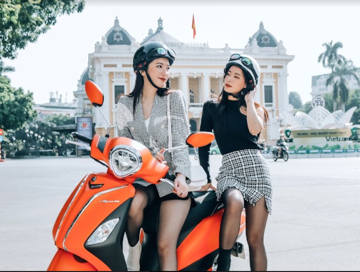 Người “than trời” vì xăng tăng “phi mã” Tại Việt Nam, với mức thu nhập bình quân đầu người khoảng 5,7 triệu đồng như hiện nay, ai cũng muốn giá cả nói chung, giá xăng nói riêng ổn định. Thế nhưng, do giá xăng thế giới biến động tăng không ngừng, trong khi xăng tiêu thụ trong nước hoàn toàn phải nhập khẩu, cho nên việc tăng giá bán lẻ là điều tất yếu. Xăng E5RON92 có mức giá 28.985 đồng/lít, Xăng RON95-III là 29.824 đồng/lít. Mức giá này có hiệu lực từ 15h ngày 11/3. Như vậy, giá xăng dầu đã tăng 7 phiên liên tiếp, đưa mặt hàng này lên mức cao kỷ lục trong nhiều năm. Giá xăng tăng chóng mặt như vậy khiến cho một lần đổ đầy cho bình xe máy loại cơ bản tăng từ 50.000 đồng lên 70.000 - 80.000 đồng khiến người dân không khỏi lo ngại, đặc biệt là các tài xế công nghệ, khi cước vận chuyển tăng rất ít mà mức chiết khấu từ hãng lại không thay đổi Khi tiền xăng chưa tăng giá cao kỷ lục, mỗi tháng, một người đi xe máy chỉ phải chi trả khoảng 400.000 đồng cho chi phí nhiên liệu. Tuy nhiên hiện nay, số tiền này có thể lên đến ít nhất 600.000 đồng. Đây là con số cao so với những người lao động thu nhập thấp, học sinh và sinh viên. Người thay đổi phương tiện di chuyển “Điệp khúc” xăng tăng khiến nhiều người thay đổi phương tiện di chuyển cá nhân sang đi xe đạp hoặc đi xe buýt vì cho rằng như vậy có thể tiết kiệm được chi phí đổ xăng. Người dân cho rằng việc đi xe đạp sẽ tiết kiệm được tiền thay nhớt, bảo trì xe máy, ngoài ra còn rèn luyện sức khỏe, tinh thần minh mẫn khi làm việc. Bên cạnh đó, đáp ứng nhu cầu của người dân, từ ngày 8 tháng 2, tất cả các tuyến xe buýt áp dụng chính sách trợ giá tại Hà Nội đều được phép hoạt động 100% công suất. Với hơn 100 tuyến bao phủ khắp các quận, huyện trong thành phố và chỉ cần chờ khoảng 10 phút là có xe, tình trạng chen lấn khi đi buýt nay đã không còn nữa. Giá vé xe buýt liên tuyến một tháng tại Hà Nội là 100.000 đồng dành cho học sinh, sinh viên & công nhân khu công nghiệp và 200.000 đồng đối với người bình thường, rẻ hơn gấp nhiều lần chi phí để đổ xăng trong một tháng. Người bình tĩnh, thích ứng với thay đổi Bên cạnh những băn khoăn của phần lớn người dân về giá xăng cũng như sự tăng giá từ các mặt hàng sẽ bóp nghẹt thu nhập, vẫn có một bộ phận người dân bình tĩnh với những thay đổi nhanh chóng này. Chị Ngọc Thùy (Hoàng Mai, Hà Nội) cho biết: “Với biến động của thị trường quốc tế, cộng thêm với việc Việt Nam chưa tự sản xuất được xăng thì tôi thấy việc giá xăng biến động như thế này là điều không thể tránh khỏi. Thay vì lo nghĩ quá nhiều về vấn đề này thì tôi đã đi tham khảo những cách sử dụng xe máy tiết kiệm nhiên liệu hơn” Chị Khánh Linh (Hai Bà Trưng, Hà Nội) chia sẻ rằng: “Tôi cũng rất bất ngờ vì giá xăng hiện nay nhưng không còn cách nào khác ngoài việc thích ứng với tình hình thôi. Cũng may là tôi sở hữu một chiếc xe Yamaha Grande, xe tay ga tiết kiệm nhiên liệu số một Việt Nam, chỉ tiêu thụ 1,69 lít/100km nên chỉ cần đổ đầy bình 4,4 lít là tôi có thể chạy được gần nửa tháng dù nhà cách công ty cũng phải 7-8 km. Ngoài ra, xe còn trang bị hệ thống Stop&Start System, giúp khi dừng tạm thời chiếc xe sẽ tự động tắt máy, sau đó muốn nổ máy xe thì chỉ cần kéo nhẹ tay ga, điều này giúp xe tiết kiệm nhiên liệu hơn. Thế nên, áp lực mỗi khi phải ra trạm xăng cũng giảm đi phần nào” Em Hà Vy, hiện đang là sinh viên năm 2 của một trường đại học tại Hà Nội chia sẻ rằng: “Em đang là sinh viên nên thu nhập rất hạn chế, hầu như chỉ dựa vào công việc dạy thêm của mình thôi. Em cũng rất hoang mang khi giá xăng tăng chóng mặt mà quãng đường từ nhà đến chỗ dạy thêm lại xa, như vậy mỗi lần đổ xăng sẽ rất tốn kém, em phải phân bổ lại chi tiêu hàng tháng cho hợp lý. Nhưng cũng may mắn là bố mẹ đã sắm cho em một chiếc xe Yamaha Janus lúc đỗ đại học với mức tiêu hao nhiên liệu chỉ 1,87 lít/ 100 km, xếp thứ ba trong danh sách các xe tay ga tiết nhiệm nhiên liệu nhất Việt Nam nên em cũng cảm thấy yên tâm hơn phần nào khi đi đổ xăng” Với thiết kế trẻ trung, khỏe khoắn, được trang bị các tính năng hiện đại cùng khả năng tiết kiệm nhiên liệu tuyệt vời, những chiếc xe Yamaha đã chiếm được thị phần khách hàng không nhỏ tại thị trường Việt Nam thời gian qua. Yamaha Grande sở hữu hàng loạt tính năng hiện đại lại tiết kiệm nhiên liệu "thuộc hàng top" với mức tiêu hao chỉ 1,69 lít/100km. Nhờ hiệu suất đốt cháy nhiên liệu tối đa, động cơ Blue Core giúp Yamaha Grande giảm đến 50% lượng nhiên liệu tiêu thụ, tiết kiệm chi phí hiệu quả cho người sử dụng. Vì thế mà Yamaha Grande được mệnh danh là "nữ hoàng" xe tay ga tiết kiệm xăng số 1 Việt Nam dành riêng cho phái đẹp. Yamaha Grande hiện có mức giá từ 41,99 - 50,5 triệu đồng tùy từng phiên bản. Với 4 màu sắc mới mẻ cực cá tính (trắng nâu, đen, đỏ đen và xám đen), Yamaha Janus sẵn sàng mang đến cho bạn một làn gió mới, phá cách trong thiết kế ngoại hình, vô cùng lạ mắt và thú vị. Ngoài ra, việc được trang bị động cơ công nghệ Blue Core dung tích 125 phân khối, cộng với những tính năng hiện đại giúp mẫu xe này có mức tiêu hao nhiên liệu vô cùng tiết kiệm, chỉ 1,87 lít/100 km, nằm trong top đầu xe tay ga tiết kiệm xăng nhất Việt Nam. Yamaha Janus hiện có mức giá từ 28,49 - 32,49 triệu đồng tùy từng phiên bản. Như vậy, việc sở hữu một chiếc xe máy tiết kiệm nhiên liệu cũng khiến cho người sử dụng an tâm phần nào trước tình hình đầy biến động của giá xăng dầu hiện nay. Yamaha Motor Việt Nam đang có khuyến mãi lớn, giảm 2 triệu đồng khi mua xe Yamaha Grande và Yamaha Janus cùng nhiều ưu đãi “khủng” khác. Thông tin chi tiết của chương trình, xin vui lòng tham khảo tạin Yamaha Motor Việt Nam.