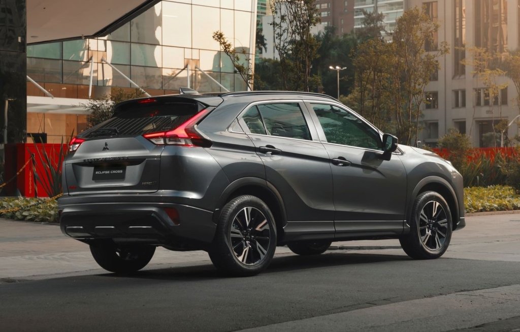 Mitsubishi Eclipse Cross 2023 bất ngờ ra mắt, về đại l&yacute; với mức gi&aacute; khiến Toyota Corolla 'ch&oacute;ng mặt'