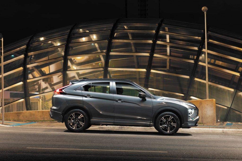 Mitsubishi Eclipse Cross 2023 bất ngờ ra mắt, về đại l&yacute; với mức gi&aacute; khiến Toyota Corolla 'ch&oacute;ng mặt'