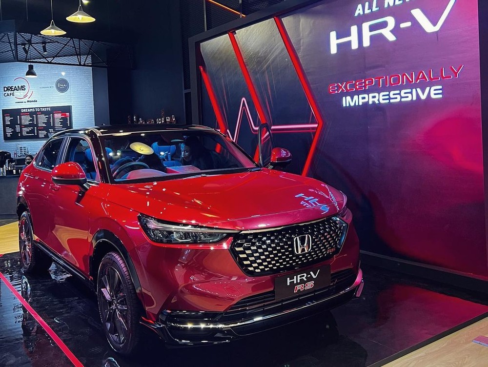 Honda HR-V 2022 về đại lý với giá 566 triệu, số lượng đơn đặt hàng khiến Toyota Corolla Cross lép vế