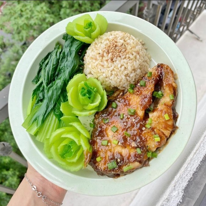 1. Tìm bạn cùng phòng để giảm chi phí thuê nhà Thuê nhà ở chiếm một khoản tiền khá lớn trong việc chi tiêu cố định hàng tháng, vì vậy, bạn phải tìm cách tiết kiệm chi phí này đầu tiên. Bạn nên ở ghép với một hoặc vài người bạn khác để giảm khoản chi cố định này. Bên cạnh đó, ngoài việc có thể san sẻ chi phí mua sắm các vật dụng trong nhà, nếu bạn cùng phòng còn là bạn chung lớp hoặc cùng công ty thì mỗi ngày còn có thể cùng nhau đi làm, tiết kiệm được rất nhiều chi phí xăng xe. 2. Nấu ăn tại nhà vừa giảm chi phí, vừa đảm bảo dinh dưỡng Việc nấu ăn tại nhà giúp bạn tiết kiệm được một khoản chi phí không nhỏ và những bữa ăn được ăn hết 100%, không có lượng thức ăn nào bị bỏ phí. Hơn thế nữa, bữa ăn cũng đảm bảo vệ sinh hơn so với bạn ăn ở bên ngoài. Để tiết kiệm chi phí về lâu dài, bạn nên sắm một bộ dụng cụ nấu nướng đơn giản và dành thời gian tự nấu ăn, vừa tốt cho sức khỏe lại vừa hợp khẩu vị, mặc dù cách này ban đầu sẽ làm bạn tốn một khoản tiền đầu tư. Thế nhưng, thói quen tự nấu ăn sẽ giúp bạn tiết kiệm tiền hiệu quả. 3. Tận dụng các chương trình giảm giá khuyến mại khi đi mua sắm	Ai trong chúng ta cùng đều có sở thích mua sắm, đặc biệt là các bạn trẻ. Tuy nhiên, với túi tiền hạn hẹp, đơn giản, bạn hãy tận dụng cơ hội khi các cửa hàng có chương trình khuyến mại giảm giá nhân dịp khai trương hay kỳ nghỉ lễ. Không có gì thú vị hơn khi mua sắm và tìm hiểu mặt hàng ưa thích có giá giảm sâu. Thói quen này sẽ không hình thành ngay một sớm một chiều, nhưng một khi đã thành thói quen mua sắm thì nó sẽ giúp bạn tiết kiệm được một khoản tiền không nhỏ. 4. Tự học mọi thứ thông qua Internet Chỉ cần sở hữu một chiếc máy tính hoặc điện thoại có kết nối internet thì bạn có thể tự học tập tại bất kỳ nơi đâu, (ở nhà, thư viện hay các quán cà phê…) vào bất kỳ thời điểm nào bạn mong muốn. Việc tự học một cách hiệu quả sẽ giúp tiết kiệm được chi phí học tập, thời gian và chi phí đi lại cũng như hạn chế sự phân tán. 5. Sở hữu phương tiện đi lại giá rẻ nhưng tiết kiệm xăng Đối với sinh viên hoặc người mới đi làm, xe máy là một phương tiện gần như không thể thiếu. Ngoài hỗ trợ việc đi học, đây sẽ là phương tiện tích cực cho công việc làm thêm của bạn. Trái ngược với xe buýt, xe máy giúp bạn tiết kiệm thời gian di chuyển và chủ động hơn về mọi mặt trong một ngày học tập, làm việc vất vả. Tuy nhiên, với nguồn tài chính còn eo hẹp, bạn nên tìm một chiếc xe máy giá rẻ, chất lượng tốt, bền bỉ và phải tiết kiệm nhiên liệu. Hiện nay, các nhà sản xuất xe máy hàng đầu cũng đã tung ra thị trường khá nhiều các dòng xe đáp ứng được các tiêu chí trên, rất phù hợp với các bạn trẻ, đặc biệt là sinh viên và những người mới đi làm có thu nhập thấp. Chẳng hạn, các bạn trẻ nữ có thể lựa chọn dòng xe Janus 2022 vừa mới được ra mắt của Yamaha. Với mức giá bán chỉ từ hơn 28 triệu đồng, mẫu xe máy tay ga này hướng đến sự thời trang và cá tính của giới trẻ, đặc biệt là Gen Z. Không chỉ có nhiều tone màu mới, nổi bật và cuốn hút, Yamaha Janus 2022 còn có trọng lượng rất nhẹ, tiện ích, bền bỉ trong quá trình sử dụng và đặc biệt là vô cùng tiết kiệm xăng. Đối với các bạn nam thì có thể lựa chọn Yamaha Sirius hoặc Yamaha Jupiter, bộ đôi xe máy số bền bỉ và tiết kiệm xăng với mức giá chỉ từ hơn 20 triệu đồng. FreeGo mang đến cảm giác lái ấn tượng từ những chi tiết thiết kế độc đáo, mang đậm DNA thể thao của Yamaha Với những bạn nam ưa thích thể thao, năng động thì Yamaha FreeGo là một sự lựa chọn vô cùng tiết kiệm và hiệu quả. Chỉ trong tầm giá hơn 30 triệu đồng, FreeGo sở hữu động cơ Blue Core 125cc mạnh mẽ và tiết kiệm nhiên liệu. Việc trang bị Smart Motor Generator (Bộ phát điện thông minh) giúp xe khởi động êm ái và giảm thiểu tiếng ồn. Bên cạnh đó, FreeGo còn có thêm hệ thống Stop & Start System (Hệ thống ngắt động cơ tạm thời), Smart Key (Hệ thống khóa thông minh), hệ thống chống bó cứng phanh (ABS) và các tiện ích thiết kế như đèn pha LED, màn hình kỹ thuật số LCD, cổng cắm sạc tiện lợi, cốp chứa đồ dung tích 25 lít, bánh xe lớn thể thao…. Smartkey tiện dụng Chỉ với mức giá hơn 30 triệu đồng, Yamaha FreeGo sở hữu phanh chống trượt ABS Thể tích cốp rộng lên tới 25 lít chứa được cả mũ bảo hiểm ¾ cùng rất nhiều vật dụng khác Với những đặc tính nổi bật này, FreeGo hứa hẹn mang đến những trải nghiệm lái vô cùng tự tin và thú vị, đặc biệt dành cho các bạn nam Gen Z.