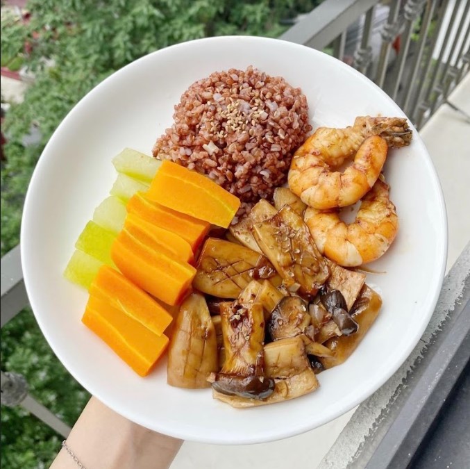 1. Tìm bạn cùng phòng để giảm chi phí thuê nhà Thuê nhà ở chiếm một khoản tiền khá lớn trong việc chi tiêu cố định hàng tháng, vì vậy, bạn phải tìm cách tiết kiệm chi phí này đầu tiên. Bạn nên ở ghép với một hoặc vài người bạn khác để giảm khoản chi cố định này. Bên cạnh đó, ngoài việc có thể san sẻ chi phí mua sắm các vật dụng trong nhà, nếu bạn cùng phòng còn là bạn chung lớp hoặc cùng công ty thì mỗi ngày còn có thể cùng nhau đi làm, tiết kiệm được rất nhiều chi phí xăng xe. 2. Nấu ăn tại nhà vừa giảm chi phí, vừa đảm bảo dinh dưỡng Việc nấu ăn tại nhà giúp bạn tiết kiệm được một khoản chi phí không nhỏ và những bữa ăn được ăn hết 100%, không có lượng thức ăn nào bị bỏ phí. Hơn thế nữa, bữa ăn cũng đảm bảo vệ sinh hơn so với bạn ăn ở bên ngoài. Để tiết kiệm chi phí về lâu dài, bạn nên sắm một bộ dụng cụ nấu nướng đơn giản và dành thời gian tự nấu ăn, vừa tốt cho sức khỏe lại vừa hợp khẩu vị, mặc dù cách này ban đầu sẽ làm bạn tốn một khoản tiền đầu tư. Thế nhưng, thói quen tự nấu ăn sẽ giúp bạn tiết kiệm tiền hiệu quả. 3. Tận dụng các chương trình giảm giá khuyến mại khi đi mua sắm	Ai trong chúng ta cùng đều có sở thích mua sắm, đặc biệt là các bạn trẻ. Tuy nhiên, với túi tiền hạn hẹp, đơn giản, bạn hãy tận dụng cơ hội khi các cửa hàng có chương trình khuyến mại giảm giá nhân dịp khai trương hay kỳ nghỉ lễ. Không có gì thú vị hơn khi mua sắm và tìm hiểu mặt hàng ưa thích có giá giảm sâu. Thói quen này sẽ không hình thành ngay một sớm một chiều, nhưng một khi đã thành thói quen mua sắm thì nó sẽ giúp bạn tiết kiệm được một khoản tiền không nhỏ. 4. Tự học mọi thứ thông qua Internet Chỉ cần sở hữu một chiếc máy tính hoặc điện thoại có kết nối internet thì bạn có thể tự học tập tại bất kỳ nơi đâu, (ở nhà, thư viện hay các quán cà phê…) vào bất kỳ thời điểm nào bạn mong muốn. Việc tự học một cách hiệu quả sẽ giúp tiết kiệm được chi phí học tập, thời gian và chi phí đi lại cũng như hạn chế sự phân tán. 5. Sở hữu phương tiện đi lại giá rẻ nhưng tiết kiệm xăng Đối với sinh viên hoặc người mới đi làm, xe máy là một phương tiện gần như không thể thiếu. Ngoài hỗ trợ việc đi học, đây sẽ là phương tiện tích cực cho công việc làm thêm của bạn. Trái ngược với xe buýt, xe máy giúp bạn tiết kiệm thời gian di chuyển và chủ động hơn về mọi mặt trong một ngày học tập, làm việc vất vả. Tuy nhiên, với nguồn tài chính còn eo hẹp, bạn nên tìm một chiếc xe máy giá rẻ, chất lượng tốt, bền bỉ và phải tiết kiệm nhiên liệu. Hiện nay, các nhà sản xuất xe máy hàng đầu cũng đã tung ra thị trường khá nhiều các dòng xe đáp ứng được các tiêu chí trên, rất phù hợp với các bạn trẻ, đặc biệt là sinh viên và những người mới đi làm có thu nhập thấp. Chẳng hạn, các bạn trẻ nữ có thể lựa chọn dòng xe Janus 2022 vừa mới được ra mắt của Yamaha. Với mức giá bán chỉ từ hơn 28 triệu đồng, mẫu xe máy tay ga này hướng đến sự thời trang và cá tính của giới trẻ, đặc biệt là Gen Z. Không chỉ có nhiều tone màu mới, nổi bật và cuốn hút, Yamaha Janus 2022 còn có trọng lượng rất nhẹ, tiện ích, bền bỉ trong quá trình sử dụng và đặc biệt là vô cùng tiết kiệm xăng. Đối với các bạn nam thì có thể lựa chọn Yamaha Sirius hoặc Yamaha Jupiter, bộ đôi xe máy số bền bỉ và tiết kiệm xăng với mức giá chỉ từ hơn 20 triệu đồng. FreeGo mang đến cảm giác lái ấn tượng từ những chi tiết thiết kế độc đáo, mang đậm DNA thể thao của Yamaha Với những bạn nam ưa thích thể thao, năng động thì Yamaha FreeGo là một sự lựa chọn vô cùng tiết kiệm và hiệu quả. Chỉ trong tầm giá hơn 30 triệu đồng, FreeGo sở hữu động cơ Blue Core 125cc mạnh mẽ và tiết kiệm nhiên liệu. Việc trang bị Smart Motor Generator (Bộ phát điện thông minh) giúp xe khởi động êm ái và giảm thiểu tiếng ồn. Bên cạnh đó, FreeGo còn có thêm hệ thống Stop & Start System (Hệ thống ngắt động cơ tạm thời), Smart Key (Hệ thống khóa thông minh), hệ thống chống bó cứng phanh (ABS) và các tiện ích thiết kế như đèn pha LED, màn hình kỹ thuật số LCD, cổng cắm sạc tiện lợi, cốp chứa đồ dung tích 25 lít, bánh xe lớn thể thao…. Smartkey tiện dụng Chỉ với mức giá hơn 30 triệu đồng, Yamaha FreeGo sở hữu phanh chống trượt ABS Thể tích cốp rộng lên tới 25 lít chứa được cả mũ bảo hiểm ¾ cùng rất nhiều vật dụng khác Với những đặc tính nổi bật này, FreeGo hứa hẹn mang đến những trải nghiệm lái vô cùng tự tin và thú vị, đặc biệt dành cho các bạn nam Gen Z.