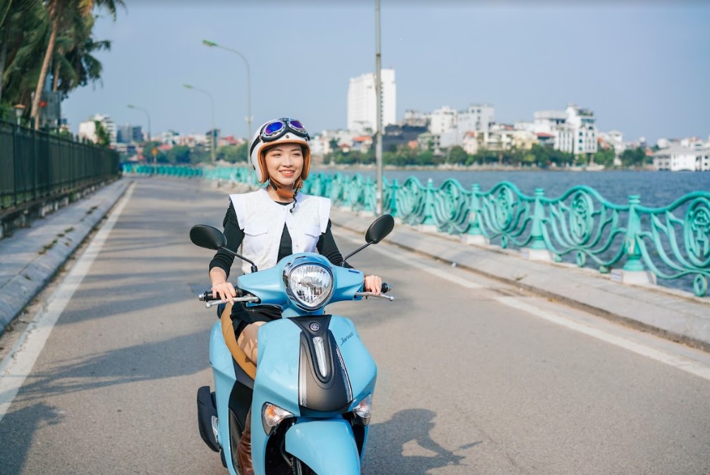 1. Tìm bạn cùng phòng để giảm chi phí thuê nhà Thuê nhà ở chiếm một khoản tiền khá lớn trong việc chi tiêu cố định hàng tháng, vì vậy, bạn phải tìm cách tiết kiệm chi phí này đầu tiên. Bạn nên ở ghép với một hoặc vài người bạn khác để giảm khoản chi cố định này. Bên cạnh đó, ngoài việc có thể san sẻ chi phí mua sắm các vật dụng trong nhà, nếu bạn cùng phòng còn là bạn chung lớp hoặc cùng công ty thì mỗi ngày còn có thể cùng nhau đi làm, tiết kiệm được rất nhiều chi phí xăng xe. 2. Nấu ăn tại nhà vừa giảm chi phí, vừa đảm bảo dinh dưỡng Việc nấu ăn tại nhà giúp bạn tiết kiệm được một khoản chi phí không nhỏ và những bữa ăn được ăn hết 100%, không có lượng thức ăn nào bị bỏ phí. Hơn thế nữa, bữa ăn cũng đảm bảo vệ sinh hơn so với bạn ăn ở bên ngoài. Để tiết kiệm chi phí về lâu dài, bạn nên sắm một bộ dụng cụ nấu nướng đơn giản và dành thời gian tự nấu ăn, vừa tốt cho sức khỏe lại vừa hợp khẩu vị, mặc dù cách này ban đầu sẽ làm bạn tốn một khoản tiền đầu tư. Thế nhưng, thói quen tự nấu ăn sẽ giúp bạn tiết kiệm tiền hiệu quả. 3. Tận dụng các chương trình giảm giá khuyến mại khi đi mua sắm	Ai trong chúng ta cùng đều có sở thích mua sắm, đặc biệt là các bạn trẻ. Tuy nhiên, với túi tiền hạn hẹp, đơn giản, bạn hãy tận dụng cơ hội khi các cửa hàng có chương trình khuyến mại giảm giá nhân dịp khai trương hay kỳ nghỉ lễ. Không có gì thú vị hơn khi mua sắm và tìm hiểu mặt hàng ưa thích có giá giảm sâu. Thói quen này sẽ không hình thành ngay một sớm một chiều, nhưng một khi đã thành thói quen mua sắm thì nó sẽ giúp bạn tiết kiệm được một khoản tiền không nhỏ. 4. Tự học mọi thứ thông qua Internet Chỉ cần sở hữu một chiếc máy tính hoặc điện thoại có kết nối internet thì bạn có thể tự học tập tại bất kỳ nơi đâu, (ở nhà, thư viện hay các quán cà phê…) vào bất kỳ thời điểm nào bạn mong muốn. Việc tự học một cách hiệu quả sẽ giúp tiết kiệm được chi phí học tập, thời gian và chi phí đi lại cũng như hạn chế sự phân tán. 5. Sở hữu phương tiện đi lại giá rẻ nhưng tiết kiệm xăng Đối với sinh viên hoặc người mới đi làm, xe máy là một phương tiện gần như không thể thiếu. Ngoài hỗ trợ việc đi học, đây sẽ là phương tiện tích cực cho công việc làm thêm của bạn. Trái ngược với xe buýt, xe máy giúp bạn tiết kiệm thời gian di chuyển và chủ động hơn về mọi mặt trong một ngày học tập, làm việc vất vả. Tuy nhiên, với nguồn tài chính còn eo hẹp, bạn nên tìm một chiếc xe máy giá rẻ, chất lượng tốt, bền bỉ và phải tiết kiệm nhiên liệu. Hiện nay, các nhà sản xuất xe máy hàng đầu cũng đã tung ra thị trường khá nhiều các dòng xe đáp ứng được các tiêu chí trên, rất phù hợp với các bạn trẻ, đặc biệt là sinh viên và những người mới đi làm có thu nhập thấp. Chẳng hạn, các bạn trẻ nữ có thể lựa chọn dòng xe Janus 2022 vừa mới được ra mắt của Yamaha. Với mức giá bán chỉ từ hơn 28 triệu đồng, mẫu xe máy tay ga này hướng đến sự thời trang và cá tính của giới trẻ, đặc biệt là Gen Z. Không chỉ có nhiều tone màu mới, nổi bật và cuốn hút, Yamaha Janus 2022 còn có trọng lượng rất nhẹ, tiện ích, bền bỉ trong quá trình sử dụng và đặc biệt là vô cùng tiết kiệm xăng. Đối với các bạn nam thì có thể lựa chọn Yamaha Sirius hoặc Yamaha Jupiter, bộ đôi xe máy số bền bỉ và tiết kiệm xăng với mức giá chỉ từ hơn 20 triệu đồng. FreeGo mang đến cảm giác lái ấn tượng từ những chi tiết thiết kế độc đáo, mang đậm DNA thể thao của Yamaha Với những bạn nam ưa thích thể thao, năng động thì Yamaha FreeGo là một sự lựa chọn vô cùng tiết kiệm và hiệu quả. Chỉ trong tầm giá hơn 30 triệu đồng, FreeGo sở hữu động cơ Blue Core 125cc mạnh mẽ và tiết kiệm nhiên liệu. Việc trang bị Smart Motor Generator (Bộ phát điện thông minh) giúp xe khởi động êm ái và giảm thiểu tiếng ồn. Bên cạnh đó, FreeGo còn có thêm hệ thống Stop & Start System (Hệ thống ngắt động cơ tạm thời), Smart Key (Hệ thống khóa thông minh), hệ thống chống bó cứng phanh (ABS) và các tiện ích thiết kế như đèn pha LED, màn hình kỹ thuật số LCD, cổng cắm sạc tiện lợi, cốp chứa đồ dung tích 25 lít, bánh xe lớn thể thao…. Smartkey tiện dụng Chỉ với mức giá hơn 30 triệu đồng, Yamaha FreeGo sở hữu phanh chống trượt ABS Thể tích cốp rộng lên tới 25 lít chứa được cả mũ bảo hiểm ¾ cùng rất nhiều vật dụng khác Với những đặc tính nổi bật này, FreeGo hứa hẹn mang đến những trải nghiệm lái vô cùng tự tin và thú vị, đặc biệt dành cho các bạn nam Gen Z.