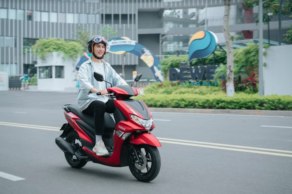 1. Tìm bạn cùng phòng để giảm chi phí thuê nhà Thuê nhà ở chiếm một khoản tiền khá lớn trong việc chi tiêu cố định hàng tháng, vì vậy, bạn phải tìm cách tiết kiệm chi phí này đầu tiên. Bạn nên ở ghép với một hoặc vài người bạn khác để giảm khoản chi cố định này. Bên cạnh đó, ngoài việc có thể san sẻ chi phí mua sắm các vật dụng trong nhà, nếu bạn cùng phòng còn là bạn chung lớp hoặc cùng công ty thì mỗi ngày còn có thể cùng nhau đi làm, tiết kiệm được rất nhiều chi phí xăng xe. 2. Nấu ăn tại nhà vừa giảm chi phí, vừa đảm bảo dinh dưỡng Việc nấu ăn tại nhà giúp bạn tiết kiệm được một khoản chi phí không nhỏ và những bữa ăn được ăn hết 100%, không có lượng thức ăn nào bị bỏ phí. Hơn thế nữa, bữa ăn cũng đảm bảo vệ sinh hơn so với bạn ăn ở bên ngoài. Để tiết kiệm chi phí về lâu dài, bạn nên sắm một bộ dụng cụ nấu nướng đơn giản và dành thời gian tự nấu ăn, vừa tốt cho sức khỏe lại vừa hợp khẩu vị, mặc dù cách này ban đầu sẽ làm bạn tốn một khoản tiền đầu tư. Thế nhưng, thói quen tự nấu ăn sẽ giúp bạn tiết kiệm tiền hiệu quả. 3. Tận dụng các chương trình giảm giá khuyến mại khi đi mua sắm	Ai trong chúng ta cùng đều có sở thích mua sắm, đặc biệt là các bạn trẻ. Tuy nhiên, với túi tiền hạn hẹp, đơn giản, bạn hãy tận dụng cơ hội khi các cửa hàng có chương trình khuyến mại giảm giá nhân dịp khai trương hay kỳ nghỉ lễ. Không có gì thú vị hơn khi mua sắm và tìm hiểu mặt hàng ưa thích có giá giảm sâu. Thói quen này sẽ không hình thành ngay một sớm một chiều, nhưng một khi đã thành thói quen mua sắm thì nó sẽ giúp bạn tiết kiệm được một khoản tiền không nhỏ. 4. Tự học mọi thứ thông qua Internet Chỉ cần sở hữu một chiếc máy tính hoặc điện thoại có kết nối internet thì bạn có thể tự học tập tại bất kỳ nơi đâu, (ở nhà, thư viện hay các quán cà phê…) vào bất kỳ thời điểm nào bạn mong muốn. Việc tự học một cách hiệu quả sẽ giúp tiết kiệm được chi phí học tập, thời gian và chi phí đi lại cũng như hạn chế sự phân tán. 5. Sở hữu phương tiện đi lại giá rẻ nhưng tiết kiệm xăng Đối với sinh viên hoặc người mới đi làm, xe máy là một phương tiện gần như không thể thiếu. Ngoài hỗ trợ việc đi học, đây sẽ là phương tiện tích cực cho công việc làm thêm của bạn. Trái ngược với xe buýt, xe máy giúp bạn tiết kiệm thời gian di chuyển và chủ động hơn về mọi mặt trong một ngày học tập, làm việc vất vả. Tuy nhiên, với nguồn tài chính còn eo hẹp, bạn nên tìm một chiếc xe máy giá rẻ, chất lượng tốt, bền bỉ và phải tiết kiệm nhiên liệu. Hiện nay, các nhà sản xuất xe máy hàng đầu cũng đã tung ra thị trường khá nhiều các dòng xe đáp ứng được các tiêu chí trên, rất phù hợp với các bạn trẻ, đặc biệt là sinh viên và những người mới đi làm có thu nhập thấp. Chẳng hạn, các bạn trẻ nữ có thể lựa chọn dòng xe Janus 2022 vừa mới được ra mắt của Yamaha. Với mức giá bán chỉ từ hơn 28 triệu đồng, mẫu xe máy tay ga này hướng đến sự thời trang và cá tính của giới trẻ, đặc biệt là Gen Z. Không chỉ có nhiều tone màu mới, nổi bật và cuốn hút, Yamaha Janus 2022 còn có trọng lượng rất nhẹ, tiện ích, bền bỉ trong quá trình sử dụng và đặc biệt là vô cùng tiết kiệm xăng. Đối với các bạn nam thì có thể lựa chọn Yamaha Sirius hoặc Yamaha Jupiter, bộ đôi xe máy số bền bỉ và tiết kiệm xăng với mức giá chỉ từ hơn 20 triệu đồng. FreeGo mang đến cảm giác lái ấn tượng từ những chi tiết thiết kế độc đáo, mang đậm DNA thể thao của Yamaha Với những bạn nam ưa thích thể thao, năng động thì Yamaha FreeGo là một sự lựa chọn vô cùng tiết kiệm và hiệu quả. Chỉ trong tầm giá hơn 30 triệu đồng, FreeGo sở hữu động cơ Blue Core 125cc mạnh mẽ và tiết kiệm nhiên liệu. Việc trang bị Smart Motor Generator (Bộ phát điện thông minh) giúp xe khởi động êm ái và giảm thiểu tiếng ồn. Bên cạnh đó, FreeGo còn có thêm hệ thống Stop & Start System (Hệ thống ngắt động cơ tạm thời), Smart Key (Hệ thống khóa thông minh), hệ thống chống bó cứng phanh (ABS) và các tiện ích thiết kế như đèn pha LED, màn hình kỹ thuật số LCD, cổng cắm sạc tiện lợi, cốp chứa đồ dung tích 25 lít, bánh xe lớn thể thao…. Smartkey tiện dụng Chỉ với mức giá hơn 30 triệu đồng, Yamaha FreeGo sở hữu phanh chống trượt ABS Thể tích cốp rộng lên tới 25 lít chứa được cả mũ bảo hiểm ¾ cùng rất nhiều vật dụng khác Với những đặc tính nổi bật này, FreeGo hứa hẹn mang đến những trải nghiệm lái vô cùng tự tin và thú vị, đặc biệt dành cho các bạn nam Gen Z.