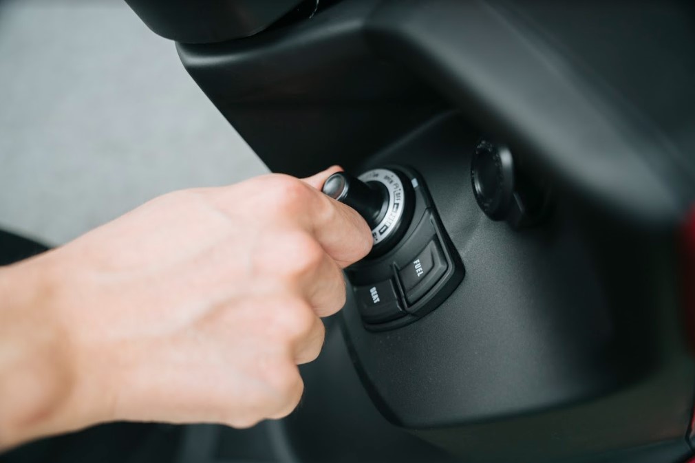 1. Tìm bạn cùng phòng để giảm chi phí thuê nhà Thuê nhà ở chiếm một khoản tiền khá lớn trong việc chi tiêu cố định hàng tháng, vì vậy, bạn phải tìm cách tiết kiệm chi phí này đầu tiên. Bạn nên ở ghép với một hoặc vài người bạn khác để giảm khoản chi cố định này. Bên cạnh đó, ngoài việc có thể san sẻ chi phí mua sắm các vật dụng trong nhà, nếu bạn cùng phòng còn là bạn chung lớp hoặc cùng công ty thì mỗi ngày còn có thể cùng nhau đi làm, tiết kiệm được rất nhiều chi phí xăng xe. 2. Nấu ăn tại nhà vừa giảm chi phí, vừa đảm bảo dinh dưỡng Việc nấu ăn tại nhà giúp bạn tiết kiệm được một khoản chi phí không nhỏ và những bữa ăn được ăn hết 100%, không có lượng thức ăn nào bị bỏ phí. Hơn thế nữa, bữa ăn cũng đảm bảo vệ sinh hơn so với bạn ăn ở bên ngoài. Để tiết kiệm chi phí về lâu dài, bạn nên sắm một bộ dụng cụ nấu nướng đơn giản và dành thời gian tự nấu ăn, vừa tốt cho sức khỏe lại vừa hợp khẩu vị, mặc dù cách này ban đầu sẽ làm bạn tốn một khoản tiền đầu tư. Thế nhưng, thói quen tự nấu ăn sẽ giúp bạn tiết kiệm tiền hiệu quả. 3. Tận dụng các chương trình giảm giá khuyến mại khi đi mua sắm	Ai trong chúng ta cùng đều có sở thích mua sắm, đặc biệt là các bạn trẻ. Tuy nhiên, với túi tiền hạn hẹp, đơn giản, bạn hãy tận dụng cơ hội khi các cửa hàng có chương trình khuyến mại giảm giá nhân dịp khai trương hay kỳ nghỉ lễ. Không có gì thú vị hơn khi mua sắm và tìm hiểu mặt hàng ưa thích có giá giảm sâu. Thói quen này sẽ không hình thành ngay một sớm một chiều, nhưng một khi đã thành thói quen mua sắm thì nó sẽ giúp bạn tiết kiệm được một khoản tiền không nhỏ. 4. Tự học mọi thứ thông qua Internet Chỉ cần sở hữu một chiếc máy tính hoặc điện thoại có kết nối internet thì bạn có thể tự học tập tại bất kỳ nơi đâu, (ở nhà, thư viện hay các quán cà phê…) vào bất kỳ thời điểm nào bạn mong muốn. Việc tự học một cách hiệu quả sẽ giúp tiết kiệm được chi phí học tập, thời gian và chi phí đi lại cũng như hạn chế sự phân tán. 5. Sở hữu phương tiện đi lại giá rẻ nhưng tiết kiệm xăng Đối với sinh viên hoặc người mới đi làm, xe máy là một phương tiện gần như không thể thiếu. Ngoài hỗ trợ việc đi học, đây sẽ là phương tiện tích cực cho công việc làm thêm của bạn. Trái ngược với xe buýt, xe máy giúp bạn tiết kiệm thời gian di chuyển và chủ động hơn về mọi mặt trong một ngày học tập, làm việc vất vả. Tuy nhiên, với nguồn tài chính còn eo hẹp, bạn nên tìm một chiếc xe máy giá rẻ, chất lượng tốt, bền bỉ và phải tiết kiệm nhiên liệu. Hiện nay, các nhà sản xuất xe máy hàng đầu cũng đã tung ra thị trường khá nhiều các dòng xe đáp ứng được các tiêu chí trên, rất phù hợp với các bạn trẻ, đặc biệt là sinh viên và những người mới đi làm có thu nhập thấp. Chẳng hạn, các bạn trẻ nữ có thể lựa chọn dòng xe Janus 2022 vừa mới được ra mắt của Yamaha. Với mức giá bán chỉ từ hơn 28 triệu đồng, mẫu xe máy tay ga này hướng đến sự thời trang và cá tính của giới trẻ, đặc biệt là Gen Z. Không chỉ có nhiều tone màu mới, nổi bật và cuốn hút, Yamaha Janus 2022 còn có trọng lượng rất nhẹ, tiện ích, bền bỉ trong quá trình sử dụng và đặc biệt là vô cùng tiết kiệm xăng. Đối với các bạn nam thì có thể lựa chọn Yamaha Sirius hoặc Yamaha Jupiter, bộ đôi xe máy số bền bỉ và tiết kiệm xăng với mức giá chỉ từ hơn 20 triệu đồng. FreeGo mang đến cảm giác lái ấn tượng từ những chi tiết thiết kế độc đáo, mang đậm DNA thể thao của Yamaha Với những bạn nam ưa thích thể thao, năng động thì Yamaha FreeGo là một sự lựa chọn vô cùng tiết kiệm và hiệu quả. Chỉ trong tầm giá hơn 30 triệu đồng, FreeGo sở hữu động cơ Blue Core 125cc mạnh mẽ và tiết kiệm nhiên liệu. Việc trang bị Smart Motor Generator (Bộ phát điện thông minh) giúp xe khởi động êm ái và giảm thiểu tiếng ồn. Bên cạnh đó, FreeGo còn có thêm hệ thống Stop & Start System (Hệ thống ngắt động cơ tạm thời), Smart Key (Hệ thống khóa thông minh), hệ thống chống bó cứng phanh (ABS) và các tiện ích thiết kế như đèn pha LED, màn hình kỹ thuật số LCD, cổng cắm sạc tiện lợi, cốp chứa đồ dung tích 25 lít, bánh xe lớn thể thao…. Smartkey tiện dụng Chỉ với mức giá hơn 30 triệu đồng, Yamaha FreeGo sở hữu phanh chống trượt ABS Thể tích cốp rộng lên tới 25 lít chứa được cả mũ bảo hiểm ¾ cùng rất nhiều vật dụng khác Với những đặc tính nổi bật này, FreeGo hứa hẹn mang đến những trải nghiệm lái vô cùng tự tin và thú vị, đặc biệt dành cho các bạn nam Gen Z.