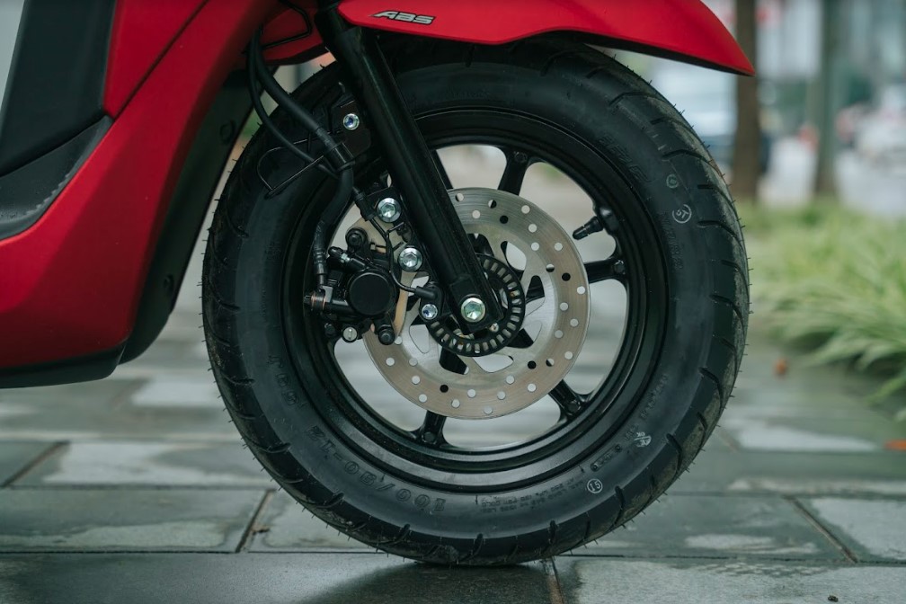 1. Tìm bạn cùng phòng để giảm chi phí thuê nhà Thuê nhà ở chiếm một khoản tiền khá lớn trong việc chi tiêu cố định hàng tháng, vì vậy, bạn phải tìm cách tiết kiệm chi phí này đầu tiên. Bạn nên ở ghép với một hoặc vài người bạn khác để giảm khoản chi cố định này. Bên cạnh đó, ngoài việc có thể san sẻ chi phí mua sắm các vật dụng trong nhà, nếu bạn cùng phòng còn là bạn chung lớp hoặc cùng công ty thì mỗi ngày còn có thể cùng nhau đi làm, tiết kiệm được rất nhiều chi phí xăng xe. 2. Nấu ăn tại nhà vừa giảm chi phí, vừa đảm bảo dinh dưỡng Việc nấu ăn tại nhà giúp bạn tiết kiệm được một khoản chi phí không nhỏ và những bữa ăn được ăn hết 100%, không có lượng thức ăn nào bị bỏ phí. Hơn thế nữa, bữa ăn cũng đảm bảo vệ sinh hơn so với bạn ăn ở bên ngoài. Để tiết kiệm chi phí về lâu dài, bạn nên sắm một bộ dụng cụ nấu nướng đơn giản và dành thời gian tự nấu ăn, vừa tốt cho sức khỏe lại vừa hợp khẩu vị, mặc dù cách này ban đầu sẽ làm bạn tốn một khoản tiền đầu tư. Thế nhưng, thói quen tự nấu ăn sẽ giúp bạn tiết kiệm tiền hiệu quả. 3. Tận dụng các chương trình giảm giá khuyến mại khi đi mua sắm	Ai trong chúng ta cùng đều có sở thích mua sắm, đặc biệt là các bạn trẻ. Tuy nhiên, với túi tiền hạn hẹp, đơn giản, bạn hãy tận dụng cơ hội khi các cửa hàng có chương trình khuyến mại giảm giá nhân dịp khai trương hay kỳ nghỉ lễ. Không có gì thú vị hơn khi mua sắm và tìm hiểu mặt hàng ưa thích có giá giảm sâu. Thói quen này sẽ không hình thành ngay một sớm một chiều, nhưng một khi đã thành thói quen mua sắm thì nó sẽ giúp bạn tiết kiệm được một khoản tiền không nhỏ. 4. Tự học mọi thứ thông qua Internet Chỉ cần sở hữu một chiếc máy tính hoặc điện thoại có kết nối internet thì bạn có thể tự học tập tại bất kỳ nơi đâu, (ở nhà, thư viện hay các quán cà phê…) vào bất kỳ thời điểm nào bạn mong muốn. Việc tự học một cách hiệu quả sẽ giúp tiết kiệm được chi phí học tập, thời gian và chi phí đi lại cũng như hạn chế sự phân tán. 5. Sở hữu phương tiện đi lại giá rẻ nhưng tiết kiệm xăng Đối với sinh viên hoặc người mới đi làm, xe máy là một phương tiện gần như không thể thiếu. Ngoài hỗ trợ việc đi học, đây sẽ là phương tiện tích cực cho công việc làm thêm của bạn. Trái ngược với xe buýt, xe máy giúp bạn tiết kiệm thời gian di chuyển và chủ động hơn về mọi mặt trong một ngày học tập, làm việc vất vả. Tuy nhiên, với nguồn tài chính còn eo hẹp, bạn nên tìm một chiếc xe máy giá rẻ, chất lượng tốt, bền bỉ và phải tiết kiệm nhiên liệu. Hiện nay, các nhà sản xuất xe máy hàng đầu cũng đã tung ra thị trường khá nhiều các dòng xe đáp ứng được các tiêu chí trên, rất phù hợp với các bạn trẻ, đặc biệt là sinh viên và những người mới đi làm có thu nhập thấp. Chẳng hạn, các bạn trẻ nữ có thể lựa chọn dòng xe Janus 2022 vừa mới được ra mắt của Yamaha. Với mức giá bán chỉ từ hơn 28 triệu đồng, mẫu xe máy tay ga này hướng đến sự thời trang và cá tính của giới trẻ, đặc biệt là Gen Z. Không chỉ có nhiều tone màu mới, nổi bật và cuốn hút, Yamaha Janus 2022 còn có trọng lượng rất nhẹ, tiện ích, bền bỉ trong quá trình sử dụng và đặc biệt là vô cùng tiết kiệm xăng. Đối với các bạn nam thì có thể lựa chọn Yamaha Sirius hoặc Yamaha Jupiter, bộ đôi xe máy số bền bỉ và tiết kiệm xăng với mức giá chỉ từ hơn 20 triệu đồng. FreeGo mang đến cảm giác lái ấn tượng từ những chi tiết thiết kế độc đáo, mang đậm DNA thể thao của Yamaha Với những bạn nam ưa thích thể thao, năng động thì Yamaha FreeGo là một sự lựa chọn vô cùng tiết kiệm và hiệu quả. Chỉ trong tầm giá hơn 30 triệu đồng, FreeGo sở hữu động cơ Blue Core 125cc mạnh mẽ và tiết kiệm nhiên liệu. Việc trang bị Smart Motor Generator (Bộ phát điện thông minh) giúp xe khởi động êm ái và giảm thiểu tiếng ồn. Bên cạnh đó, FreeGo còn có thêm hệ thống Stop & Start System (Hệ thống ngắt động cơ tạm thời), Smart Key (Hệ thống khóa thông minh), hệ thống chống bó cứng phanh (ABS) và các tiện ích thiết kế như đèn pha LED, màn hình kỹ thuật số LCD, cổng cắm sạc tiện lợi, cốp chứa đồ dung tích 25 lít, bánh xe lớn thể thao…. Smartkey tiện dụng Chỉ với mức giá hơn 30 triệu đồng, Yamaha FreeGo sở hữu phanh chống trượt ABS Thể tích cốp rộng lên tới 25 lít chứa được cả mũ bảo hiểm ¾ cùng rất nhiều vật dụng khác Với những đặc tính nổi bật này, FreeGo hứa hẹn mang đến những trải nghiệm lái vô cùng tự tin và thú vị, đặc biệt dành cho các bạn nam Gen Z.