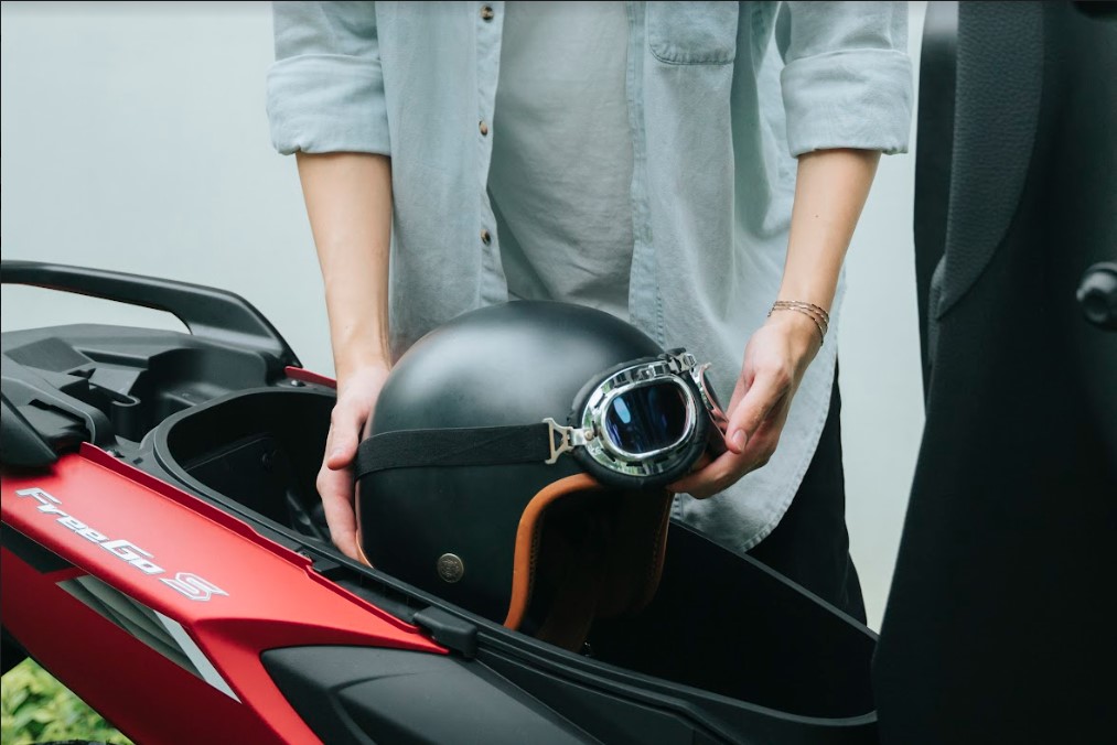 1. Tìm bạn cùng phòng để giảm chi phí thuê nhà Thuê nhà ở chiếm một khoản tiền khá lớn trong việc chi tiêu cố định hàng tháng, vì vậy, bạn phải tìm cách tiết kiệm chi phí này đầu tiên. Bạn nên ở ghép với một hoặc vài người bạn khác để giảm khoản chi cố định này. Bên cạnh đó, ngoài việc có thể san sẻ chi phí mua sắm các vật dụng trong nhà, nếu bạn cùng phòng còn là bạn chung lớp hoặc cùng công ty thì mỗi ngày còn có thể cùng nhau đi làm, tiết kiệm được rất nhiều chi phí xăng xe. 2. Nấu ăn tại nhà vừa giảm chi phí, vừa đảm bảo dinh dưỡng Việc nấu ăn tại nhà giúp bạn tiết kiệm được một khoản chi phí không nhỏ và những bữa ăn được ăn hết 100%, không có lượng thức ăn nào bị bỏ phí. Hơn thế nữa, bữa ăn cũng đảm bảo vệ sinh hơn so với bạn ăn ở bên ngoài. Để tiết kiệm chi phí về lâu dài, bạn nên sắm một bộ dụng cụ nấu nướng đơn giản và dành thời gian tự nấu ăn, vừa tốt cho sức khỏe lại vừa hợp khẩu vị, mặc dù cách này ban đầu sẽ làm bạn tốn một khoản tiền đầu tư. Thế nhưng, thói quen tự nấu ăn sẽ giúp bạn tiết kiệm tiền hiệu quả. 3. Tận dụng các chương trình giảm giá khuyến mại khi đi mua sắm	Ai trong chúng ta cùng đều có sở thích mua sắm, đặc biệt là các bạn trẻ. Tuy nhiên, với túi tiền hạn hẹp, đơn giản, bạn hãy tận dụng cơ hội khi các cửa hàng có chương trình khuyến mại giảm giá nhân dịp khai trương hay kỳ nghỉ lễ. Không có gì thú vị hơn khi mua sắm và tìm hiểu mặt hàng ưa thích có giá giảm sâu. Thói quen này sẽ không hình thành ngay một sớm một chiều, nhưng một khi đã thành thói quen mua sắm thì nó sẽ giúp bạn tiết kiệm được một khoản tiền không nhỏ. 4. Tự học mọi thứ thông qua Internet Chỉ cần sở hữu một chiếc máy tính hoặc điện thoại có kết nối internet thì bạn có thể tự học tập tại bất kỳ nơi đâu, (ở nhà, thư viện hay các quán cà phê…) vào bất kỳ thời điểm nào bạn mong muốn. Việc tự học một cách hiệu quả sẽ giúp tiết kiệm được chi phí học tập, thời gian và chi phí đi lại cũng như hạn chế sự phân tán. 5. Sở hữu phương tiện đi lại giá rẻ nhưng tiết kiệm xăng Đối với sinh viên hoặc người mới đi làm, xe máy là một phương tiện gần như không thể thiếu. Ngoài hỗ trợ việc đi học, đây sẽ là phương tiện tích cực cho công việc làm thêm của bạn. Trái ngược với xe buýt, xe máy giúp bạn tiết kiệm thời gian di chuyển và chủ động hơn về mọi mặt trong một ngày học tập, làm việc vất vả. Tuy nhiên, với nguồn tài chính còn eo hẹp, bạn nên tìm một chiếc xe máy giá rẻ, chất lượng tốt, bền bỉ và phải tiết kiệm nhiên liệu. Hiện nay, các nhà sản xuất xe máy hàng đầu cũng đã tung ra thị trường khá nhiều các dòng xe đáp ứng được các tiêu chí trên, rất phù hợp với các bạn trẻ, đặc biệt là sinh viên và những người mới đi làm có thu nhập thấp. Chẳng hạn, các bạn trẻ nữ có thể lựa chọn dòng xe Janus 2022 vừa mới được ra mắt của Yamaha. Với mức giá bán chỉ từ hơn 28 triệu đồng, mẫu xe máy tay ga này hướng đến sự thời trang và cá tính của giới trẻ, đặc biệt là Gen Z. Không chỉ có nhiều tone màu mới, nổi bật và cuốn hút, Yamaha Janus 2022 còn có trọng lượng rất nhẹ, tiện ích, bền bỉ trong quá trình sử dụng và đặc biệt là vô cùng tiết kiệm xăng. Đối với các bạn nam thì có thể lựa chọn Yamaha Sirius hoặc Yamaha Jupiter, bộ đôi xe máy số bền bỉ và tiết kiệm xăng với mức giá chỉ từ hơn 20 triệu đồng. FreeGo mang đến cảm giác lái ấn tượng từ những chi tiết thiết kế độc đáo, mang đậm DNA thể thao của Yamaha Với những bạn nam ưa thích thể thao, năng động thì Yamaha FreeGo là một sự lựa chọn vô cùng tiết kiệm và hiệu quả. Chỉ trong tầm giá hơn 30 triệu đồng, FreeGo sở hữu động cơ Blue Core 125cc mạnh mẽ và tiết kiệm nhiên liệu. Việc trang bị Smart Motor Generator (Bộ phát điện thông minh) giúp xe khởi động êm ái và giảm thiểu tiếng ồn. Bên cạnh đó, FreeGo còn có thêm hệ thống Stop & Start System (Hệ thống ngắt động cơ tạm thời), Smart Key (Hệ thống khóa thông minh), hệ thống chống bó cứng phanh (ABS) và các tiện ích thiết kế như đèn pha LED, màn hình kỹ thuật số LCD, cổng cắm sạc tiện lợi, cốp chứa đồ dung tích 25 lít, bánh xe lớn thể thao…. Smartkey tiện dụng Chỉ với mức giá hơn 30 triệu đồng, Yamaha FreeGo sở hữu phanh chống trượt ABS Thể tích cốp rộng lên tới 25 lít chứa được cả mũ bảo hiểm ¾ cùng rất nhiều vật dụng khác Với những đặc tính nổi bật này, FreeGo hứa hẹn mang đến những trải nghiệm lái vô cùng tự tin và thú vị, đặc biệt dành cho các bạn nam Gen Z.