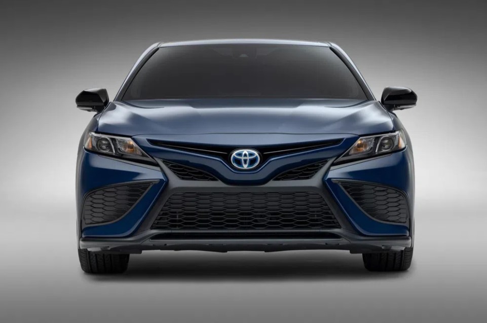 Toyota Camry ra mắt phiên bản mới với giá chỉ 696 triệu đồng: Đẹp mãn nhãn, trang bị vượt tầm giá
