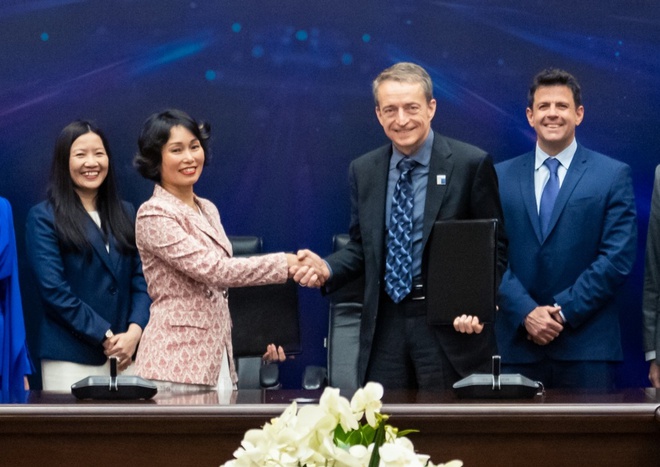 Vingroup v&agrave; Intel k&yacute; MoU hợp t&aacute;c chiến lược về c&ocirc;ng nghệ