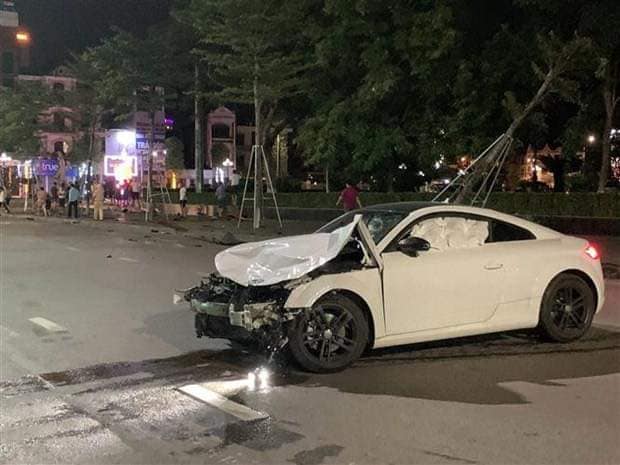 Clip xe Audi tông gia đình 3 người tử vong tại Bắc Giang: Hiện trường vụ tai nạn gây ám ảnh