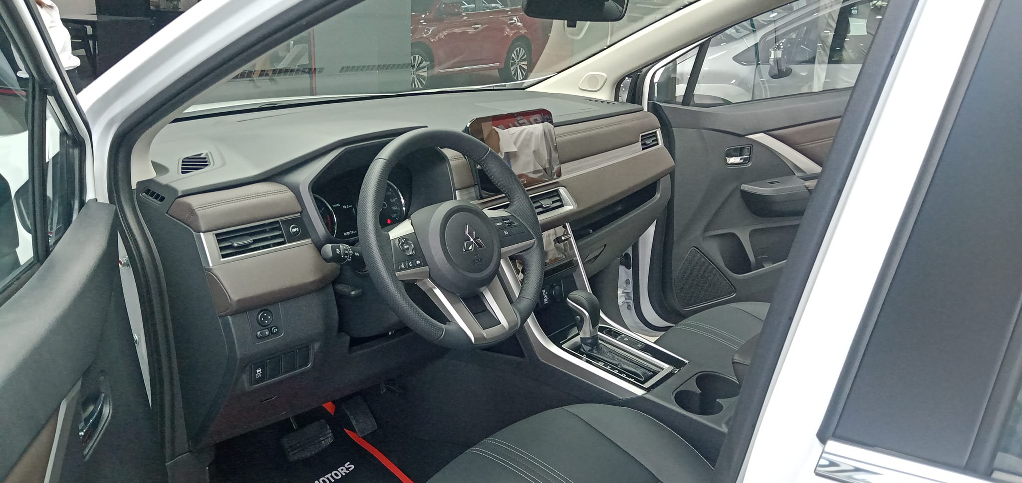 Cận cảnh Mitsubishi Xpander 2022 tại đại lý, có ưu đãi và giá lăn bánh 'làm khó' Toyota Veloz Cross