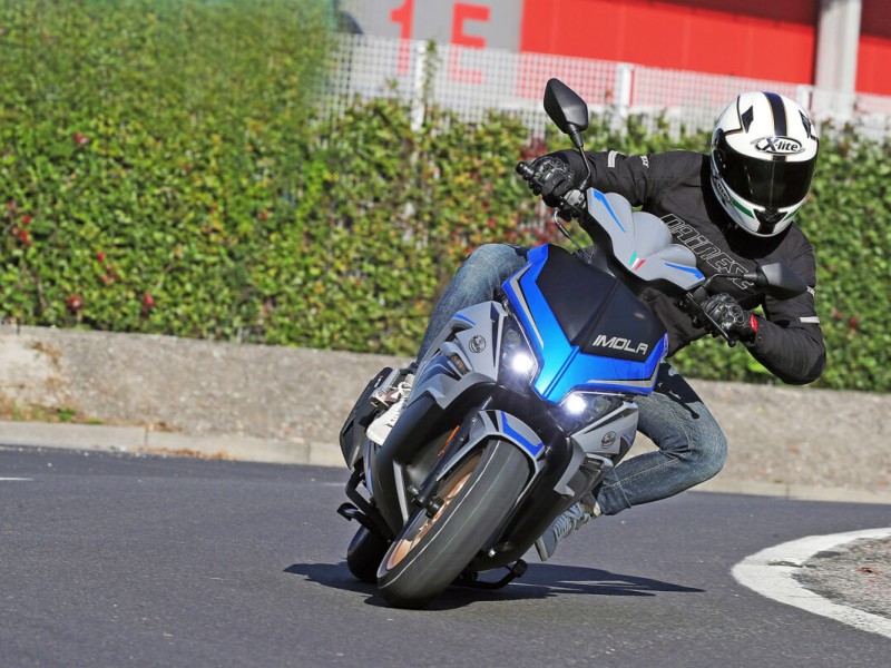 Honda Air Blade 125 'd&egrave; chừng' trước đối thủ mới: Thiết kế bắt mắt, về đại l&yacute; với mức gi&aacute; g&acirc;y sốt