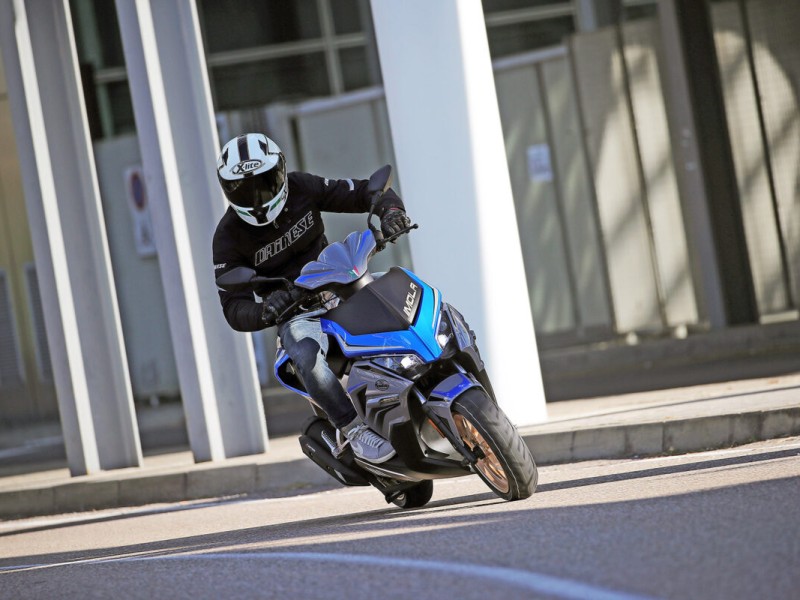 Honda Air Blade 125 'd&egrave; chừng' trước đối thủ mới: Thiết kế bắt mắt, về đại l&yacute; với mức gi&aacute; g&acirc;y sốt